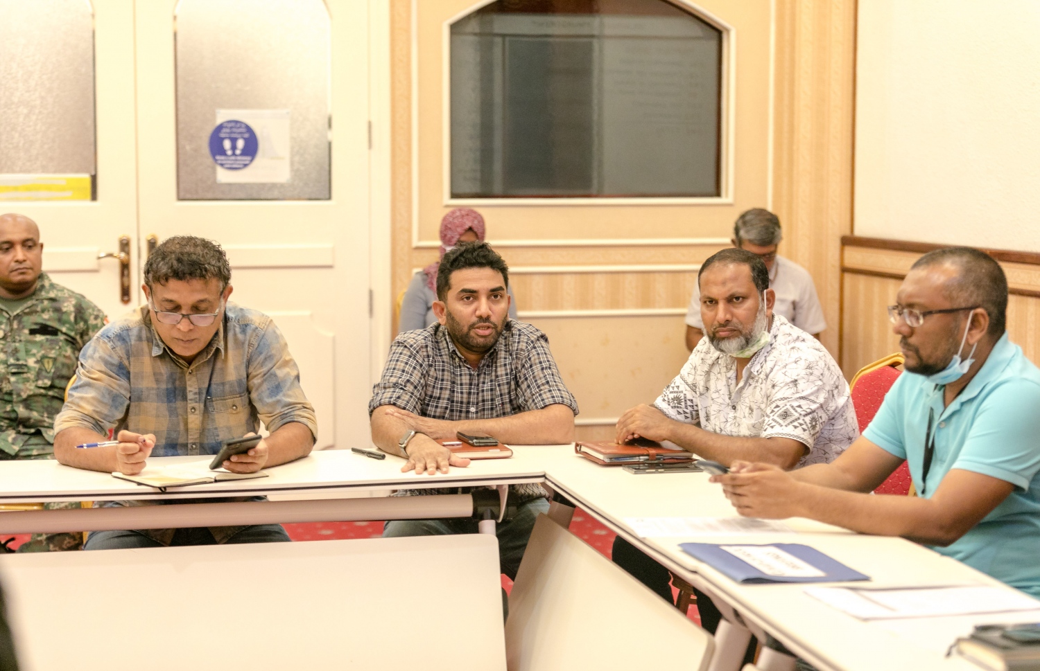 އެންއީއޯސީ ހިންގާ ދަރުބާރުގޭގައި މިނިސްޓަރު އަމީން، ޖޮއިންޓް ޓާސްކް ފޯސްގެ ބައެއް އިސް ވަޒީރުން ބައްދަލުވުމެއްގައި.