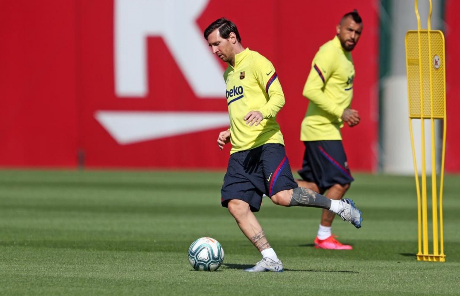 މެސީ (ވ) ބާސެލޯނާގެ ފަރިތަކުރުންތަކުގައި ބޯޅަ ކޮންޓްރޯލްކުރަނީ. --ފޮޓޯ: އޭއެފްޕީ