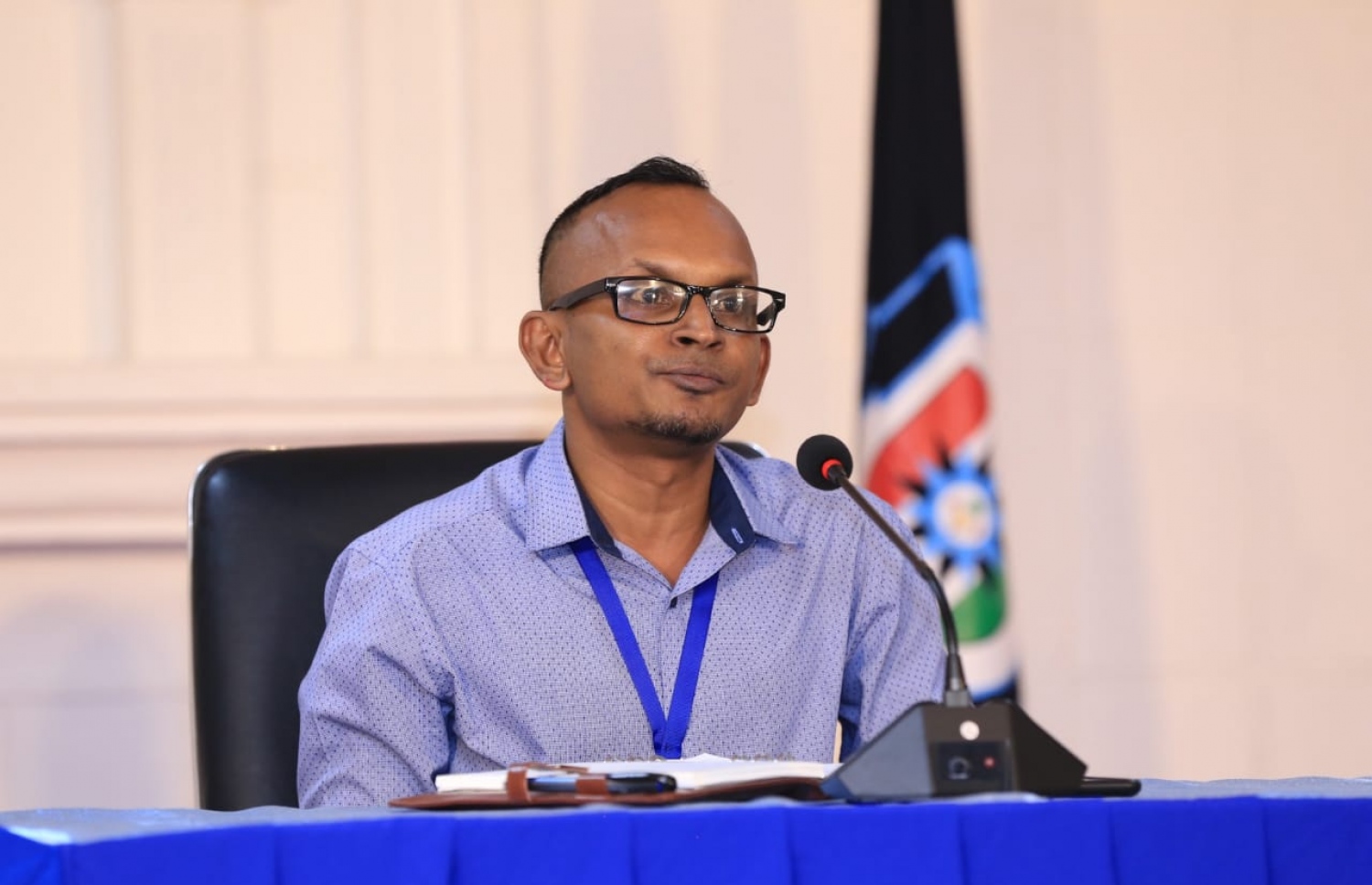 މާލޭގެ ޑެޕިއުޓީ މޭޔަރި ޝަމާއު ޝަރީފް މިރޭގެ ނޫސްވެރިންގެ ބައްދަލުވުމުގައި: ވިޔަފާރިތަކަށް ދެން ހުއްދަ ދޭނީ ސިޓީ ކައުންސިލުން-- ފޮޓޯ: ޕޮލިސް