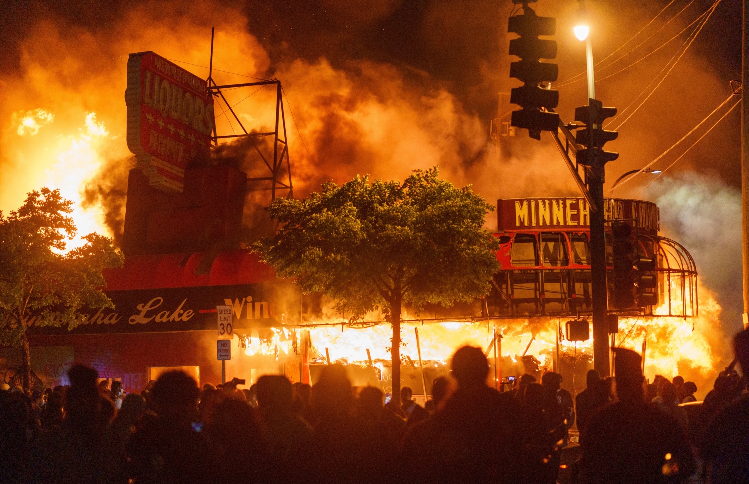 މިނިއާޕޮލިސްގެ ޕޮލިސް ސްޓޭޝަނާ ކައިރީގައިވާ ތަނެއްގައި ރޯކޮށްލާފައި. --ފޮޓޯ:އޭއެފްޕީ