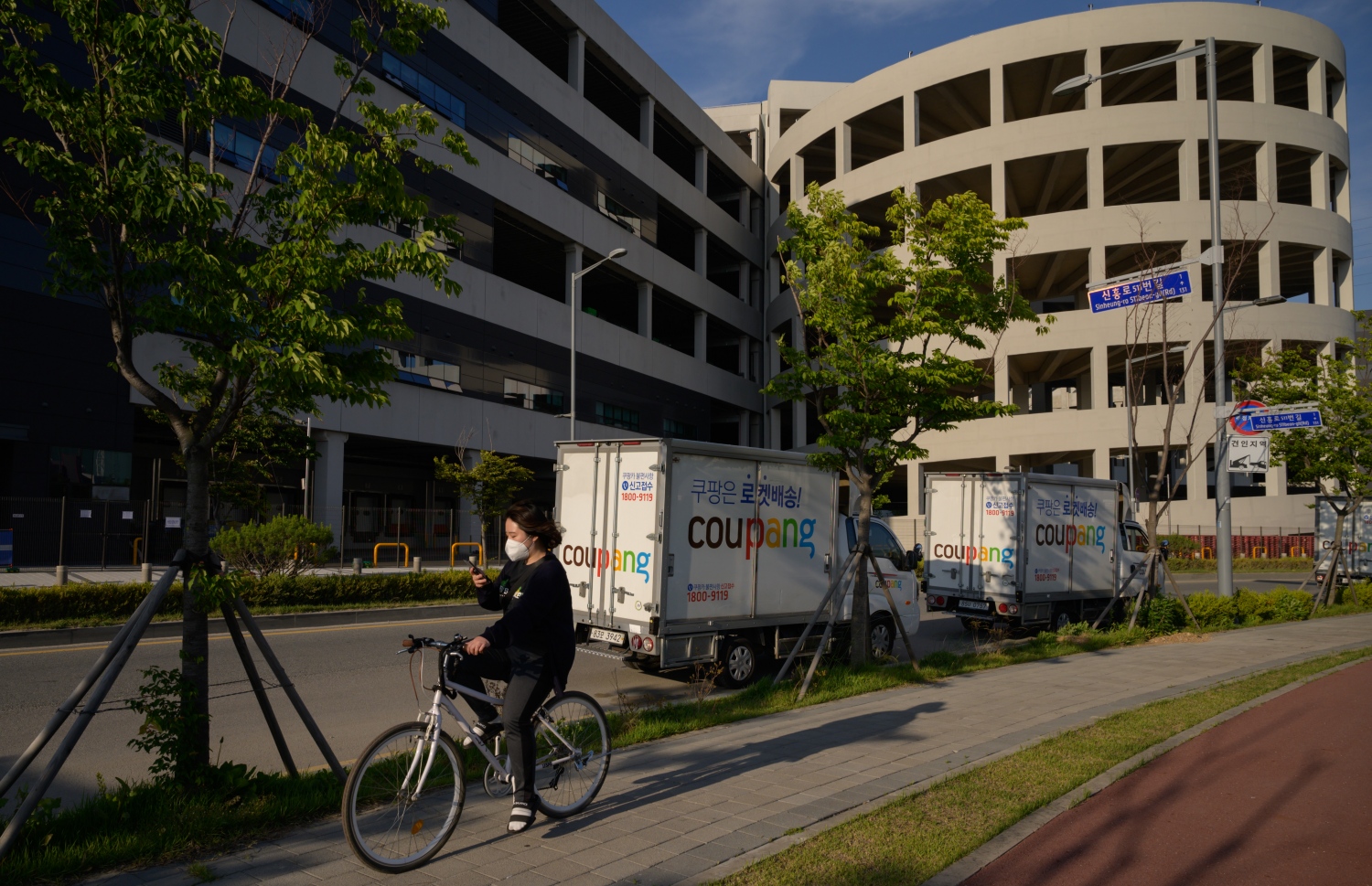 ސައުތު ކޮރެއާގެ އޮންލައިން ޑެލިވަރީ ޚިދުމަތް ދޭ ކޫޕަންގެ ޑިސްޓްރިބިއުޝަން ސެންޓަރު: އެ ތަނުން ގިނަ ބަޔަކު ވަނީ ޕޮޒިޓިވްވެފައި. --ފޮޓޯ:އޭއެފްޕީ