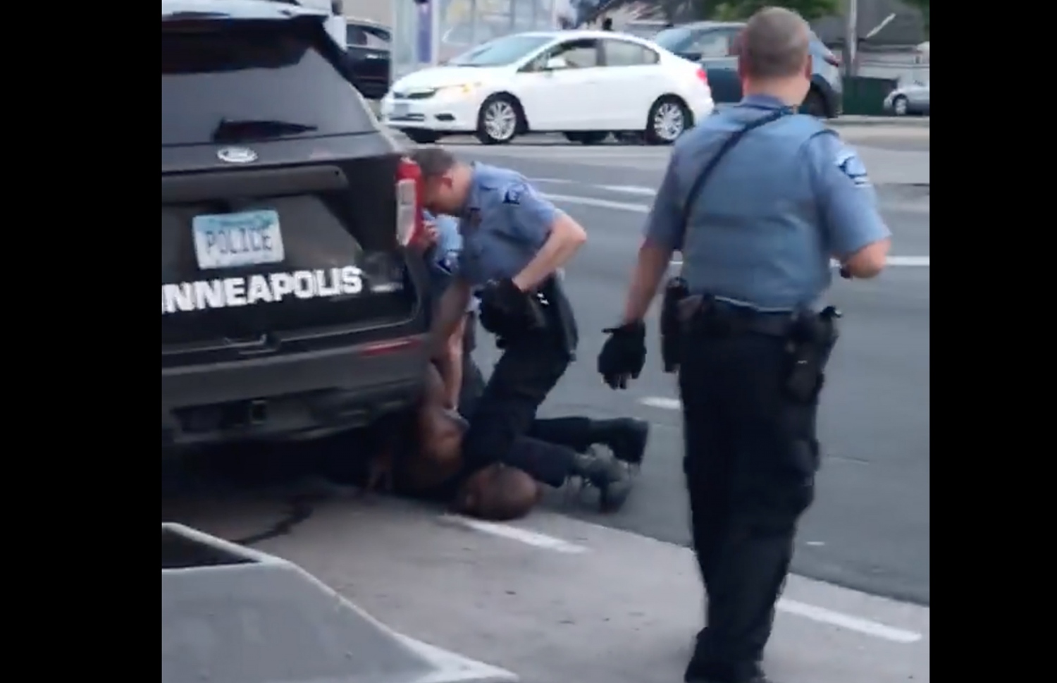 އެމެރިކާގެ ކަޅު ނަސްލުގެ މީހެއް ކަމަށްވާ ފްލޮއިޑުގެ ކަރަށް ދޮން ނަސްލުގެ ފުލުސް މީހާ ޑެރެކް ޗައުވިން އަރަނީ. --ފޮޓޯ:އޭއެފްޕީ