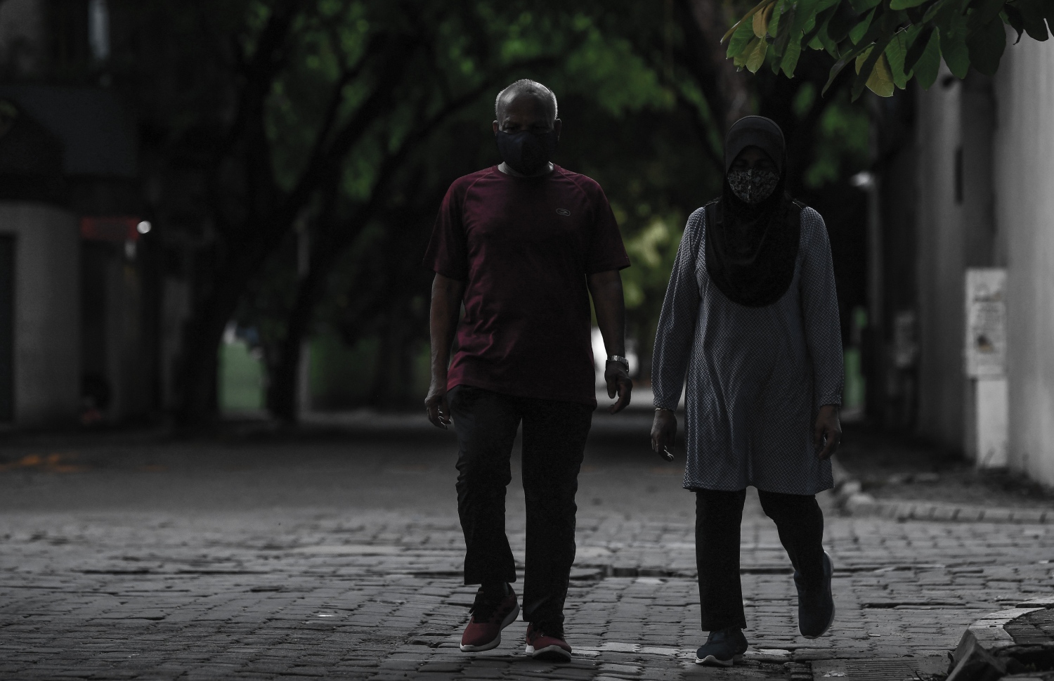 އުމުރުން ދުވަސްވީ ދެ މީހަކު ކަސްރަތަށް ބޭރަށް ނުކުމެ.-. ފޮޓޯ: ނިޝާން އަލީ/މިހާރު