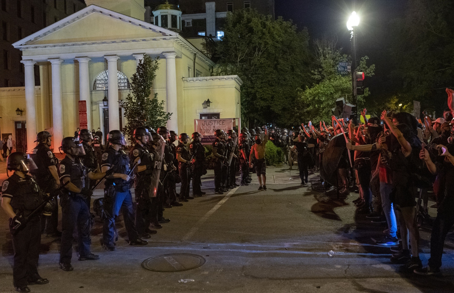 ވައިޓް ހައުސްގެ ބޭރުގައި ހަމަނުޖެހުން ހިންގި މީހުން ފުލުހުންނާ ކުރިމަތި ލަނީ. --ފޮޓޯ:އޭއެފްޕީ