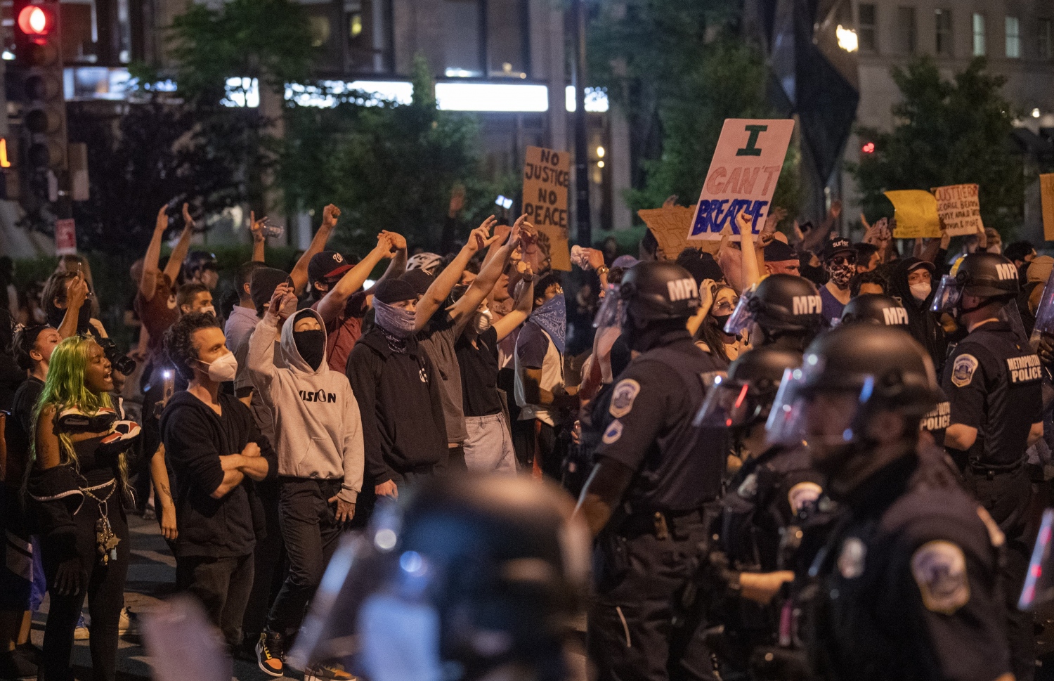 ޖޯޖް ފްލޮއިޑުގެ މަރާ ގުޅިގެން ވޮޝިންޓަނުގައި މުޒާހަރާ ކުރަނީ. --ފޮޓޯ:އޭއެފްޕީ