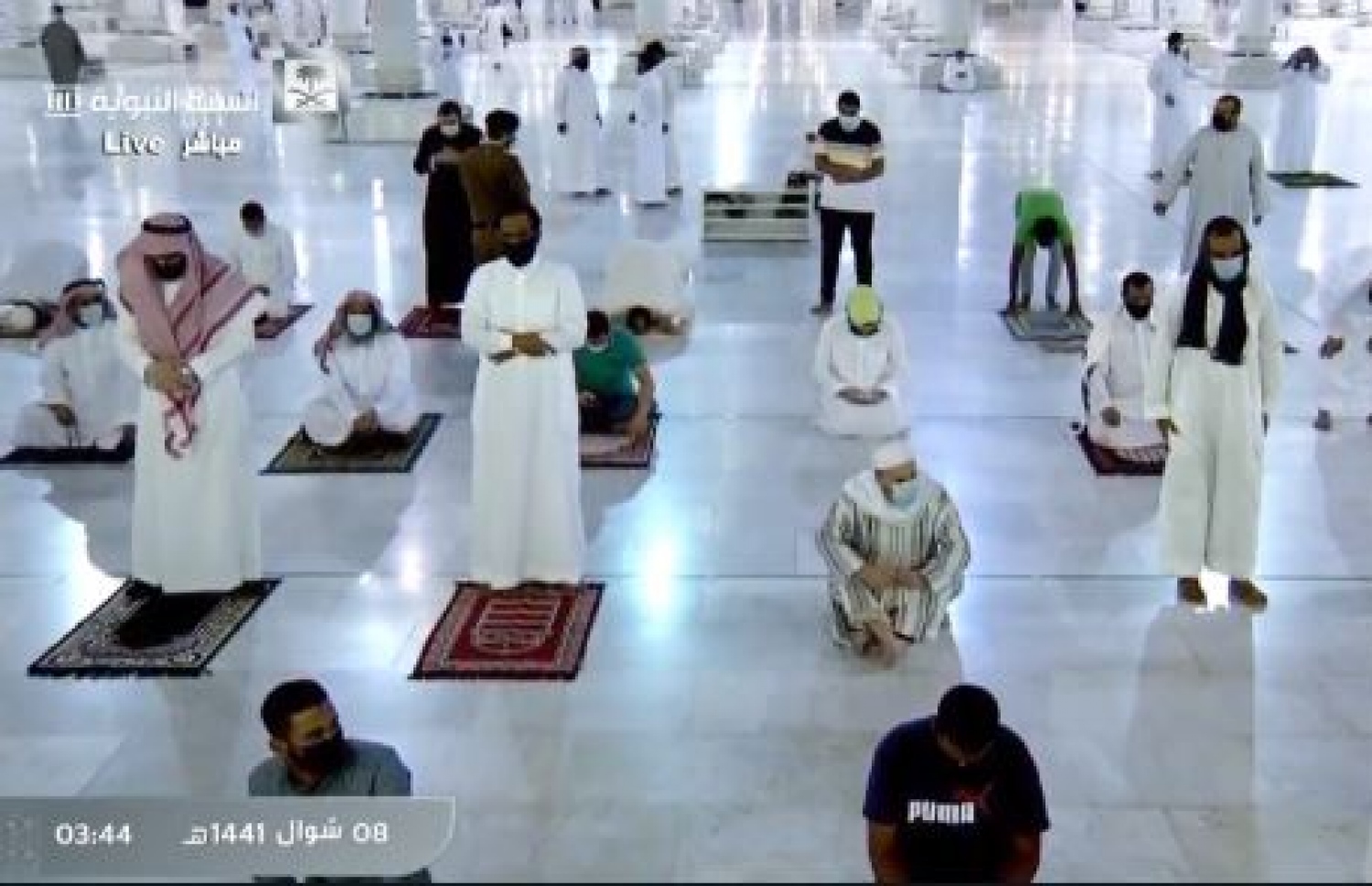 މަސްޖިދުއް ނަބަވީ ހުޅުވާލި ނަމަވެސް ނަމާދަށް ތިބެން ޖެހެނީ ދުރުދުރުގައި. --ފޮޓޯ:ހަރަމައިން