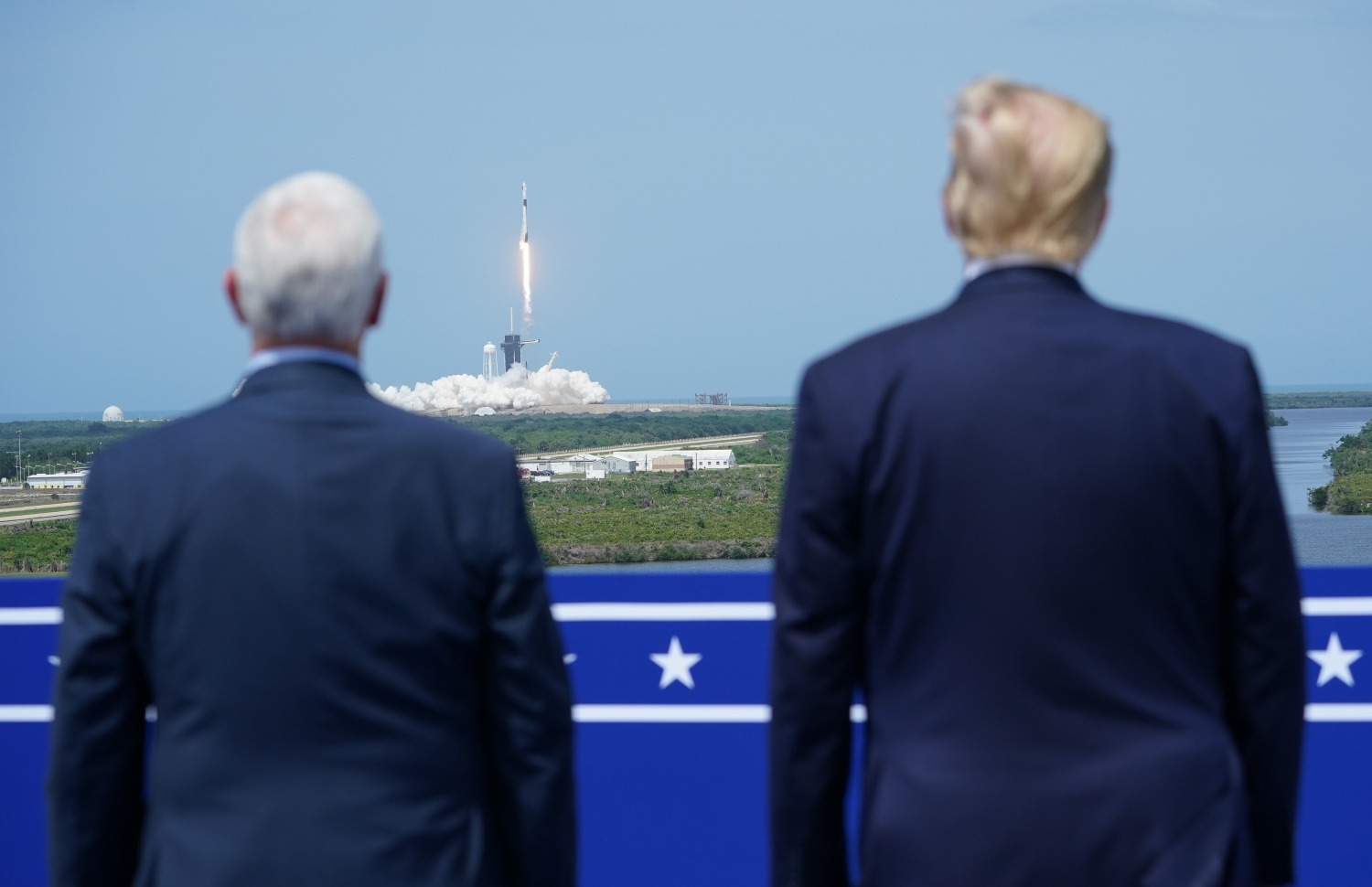 ފްލޮރިޑާގެ ކެނެޑީ ސްޕޭސް ސެންޓަރުން ސްޕޭސްއެކްސްގެ ފެލްކަން ރޮކެޓް އުދުއްސާލާ މަންޒަރު ރައީސް ޓްރަމްޕާއި ނައިބް ރައީސް ޕެންސް ބައްލަވަނީ. --ފޮޓޯ:އޭއެފްޕީ