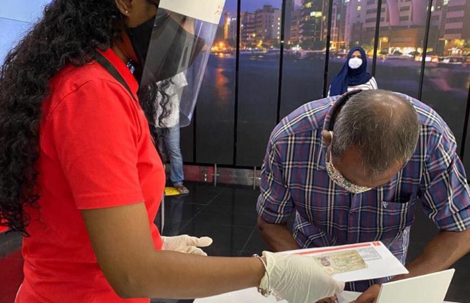 ބީއެމްއެލްގެ ކަސްޓަމަރަކަށް ކާޑު ދޫކުރަނީ-- ފޮޓޯ:ބީއެމްއެލް