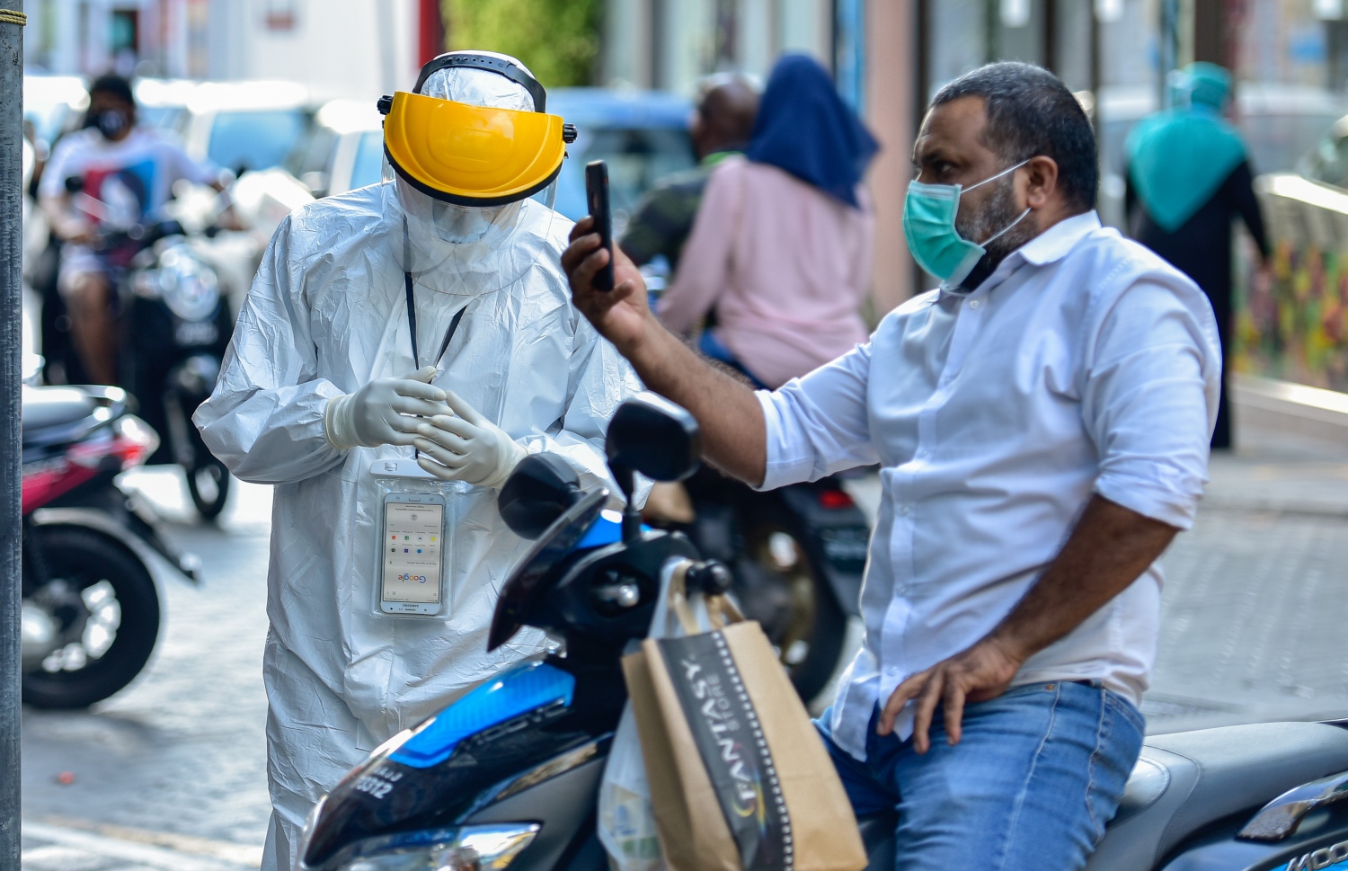 ކޮވިޑް-19 އަށް ރެންޑަމްކޮށް ސާމްޕަލް ނަގަނީ: ބަލި ކޮންޓްރޯލްކުރެވުނީ އެތައް ބައެއްގެ ބުރަ އެތައް މަސައްކަތާއި އާންމުންގެ ވެސް އެއްބާރުލުމުން: މި ކޮންޓްރޯލް ދަމަހައްޓަން އިތުރު މަސައްކަތްތަކެއް ބޭނުންވޭ --ފޮޓޯ/އަހުމަދު އައުޝަން/މިހާރު