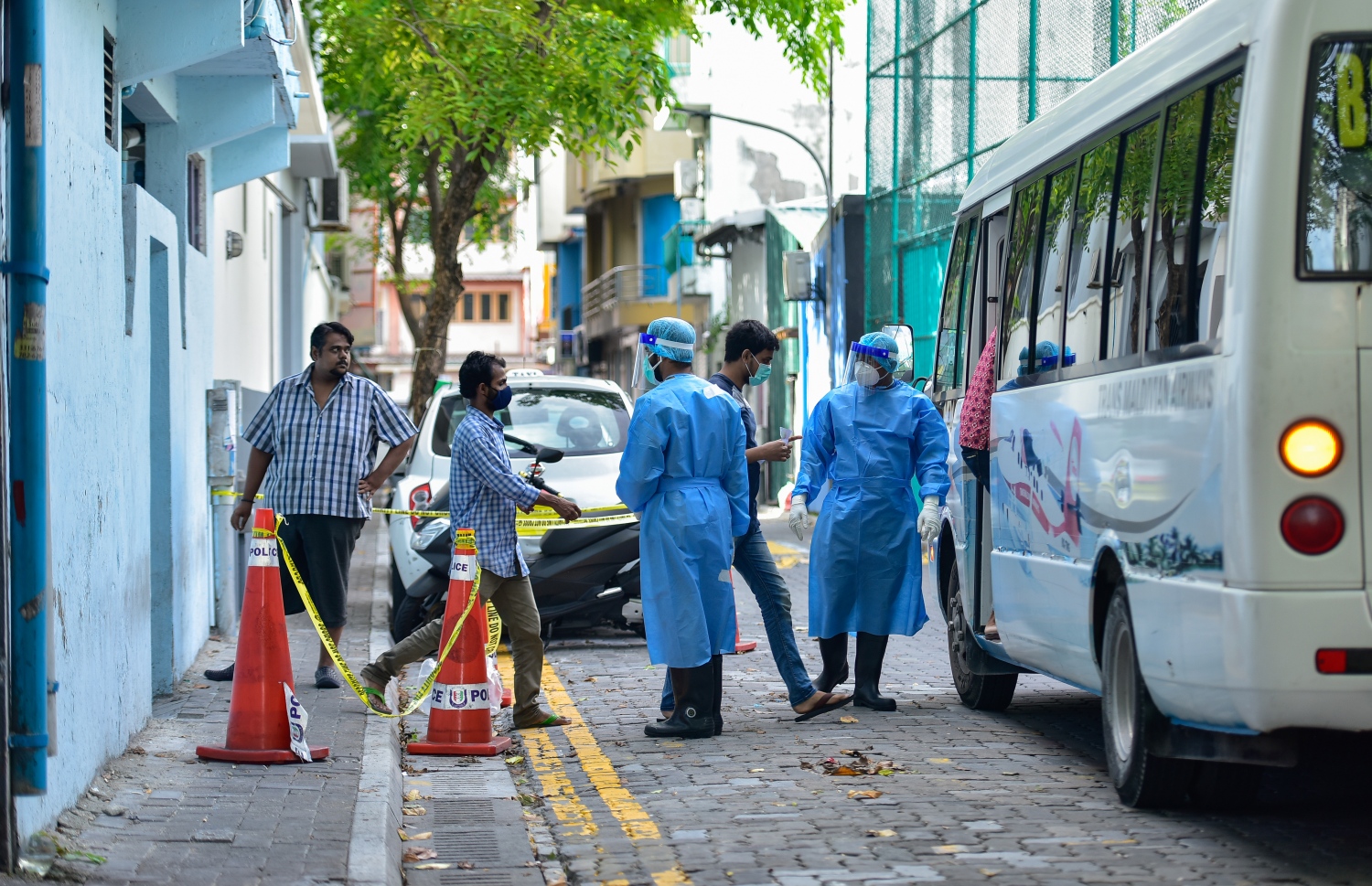ކޮވިޑް-19 އަށް ޓެސްޓް ކުރުމަށް މާލޭގެ އެކި ސަރަހައްދުތަކުން ރޭންޑަމް ސާމްޕަލް ނަގަނީ: ގިނަ ބަޔަކު ތިބީ މި ބަލިމަޑުކަމުން އަރައިގަނެވޭނެ ދުވަހެއްގެ އިންތިޒާރުގައި.- ފޮޓޯ -- އަހުމަދު އަވްޝަން/މިހާރު