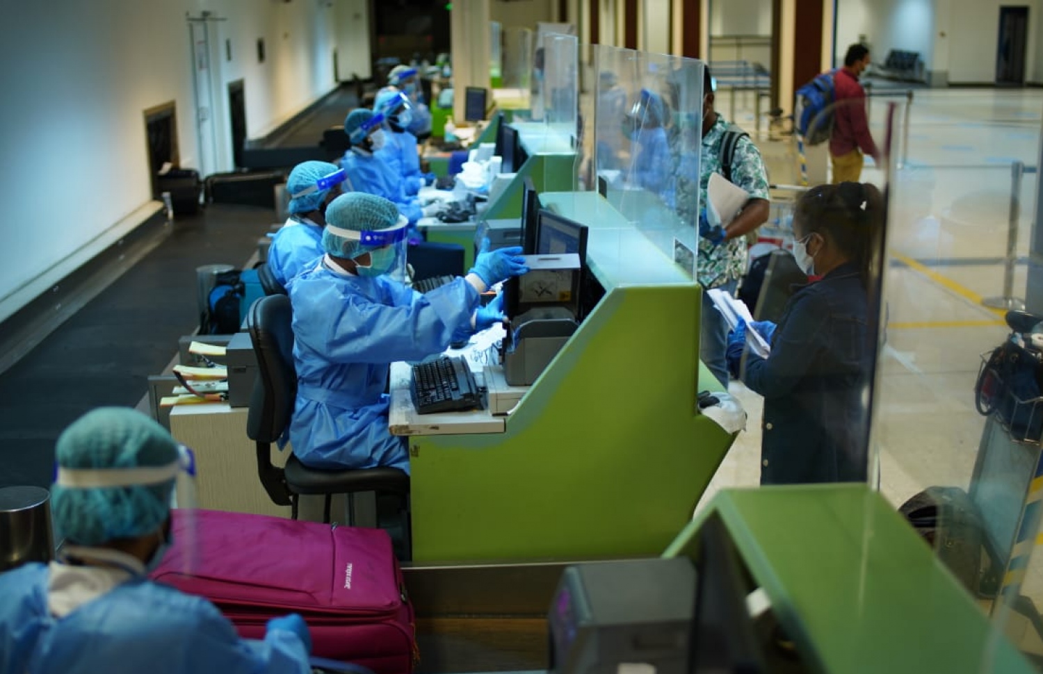 އެމްއޭސީއެލްގެ މުވައްޒަފުން ކައުންޓަރުގައި. ހިދުމަތް އަވަސް ކުރަން މުވައްޒަފުންނަށް އިތުރު ޓްރެއިނިން ދޭން ވަނީ ނިންމާފައި --ފޮޓޯ: މިހާރު