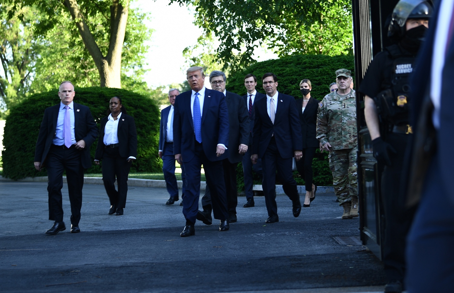 ވައިޓް ހައުސް އިން ނުކުމެވަޑައިގެން ޓްރަމްޕް ހިންގަވާފައި ފައްޅި އަށް ވަޑައިގަންނަވާ އިރު ސިފައިންގެ ވެރިޔާ ޖެނެރަލް މިލޭ (ކ) އަދި ޑިފެންސް މިނިސްޓަރު އެސްޕާ (މ) ޓްރަމްޕް އަރިހު. --ފޮޓޯ:އޭއެފްޕީ. --ފޮޓޯ:އޭއެފްޕީ