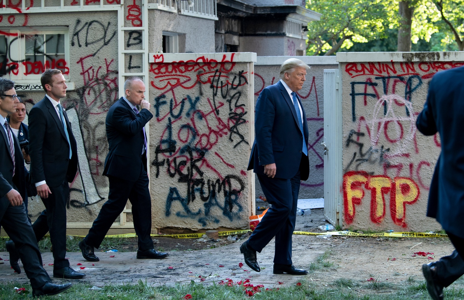 ފައްޅި އަށް ވަޑައިގެން، ޓްރަމްޕް ވައިޓް ހައުސް އަށް އެނބުރި ވަޑައިގަންނަވަނީ. --ފޮޓޯ:އޭއެފްޕީ