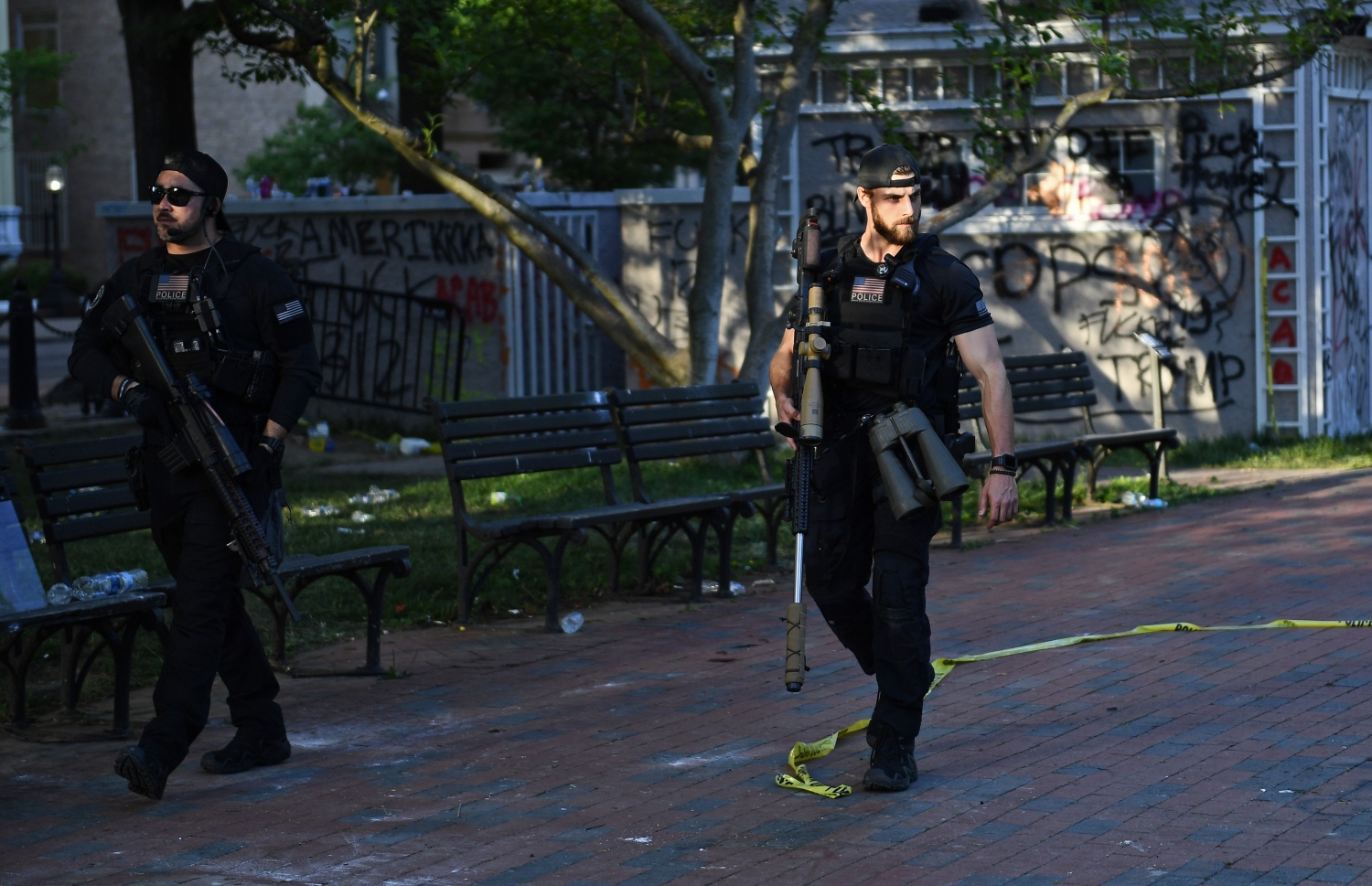 ޓްރަމްޕް ވަޑައިގެންނެވި ފައްޅި ގާޑް ކުރުމަށް ފަހު ސީކްރެޓް ސާވިސްގެ ސްނައިޕަރުން އެނބުރި ވައިޓް ހައުސް އަށް ދަނީ. --ފޮޓޯ:އޭއެފްޕީ