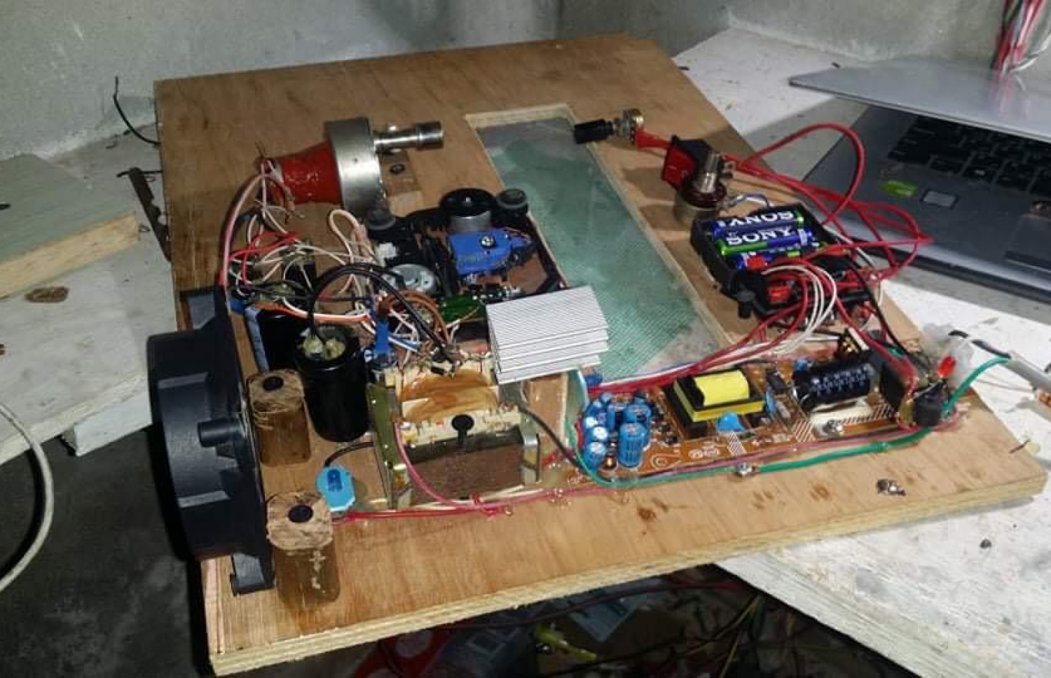 އަޝްހަމް ހެދި ވެންޓިލޭޓަރުގެ އެތެރެ: އޭގެ ގިނަ ތަކެތި އޭނާ ހޯދީ ގޮނޑުން ހޮވައިގެން