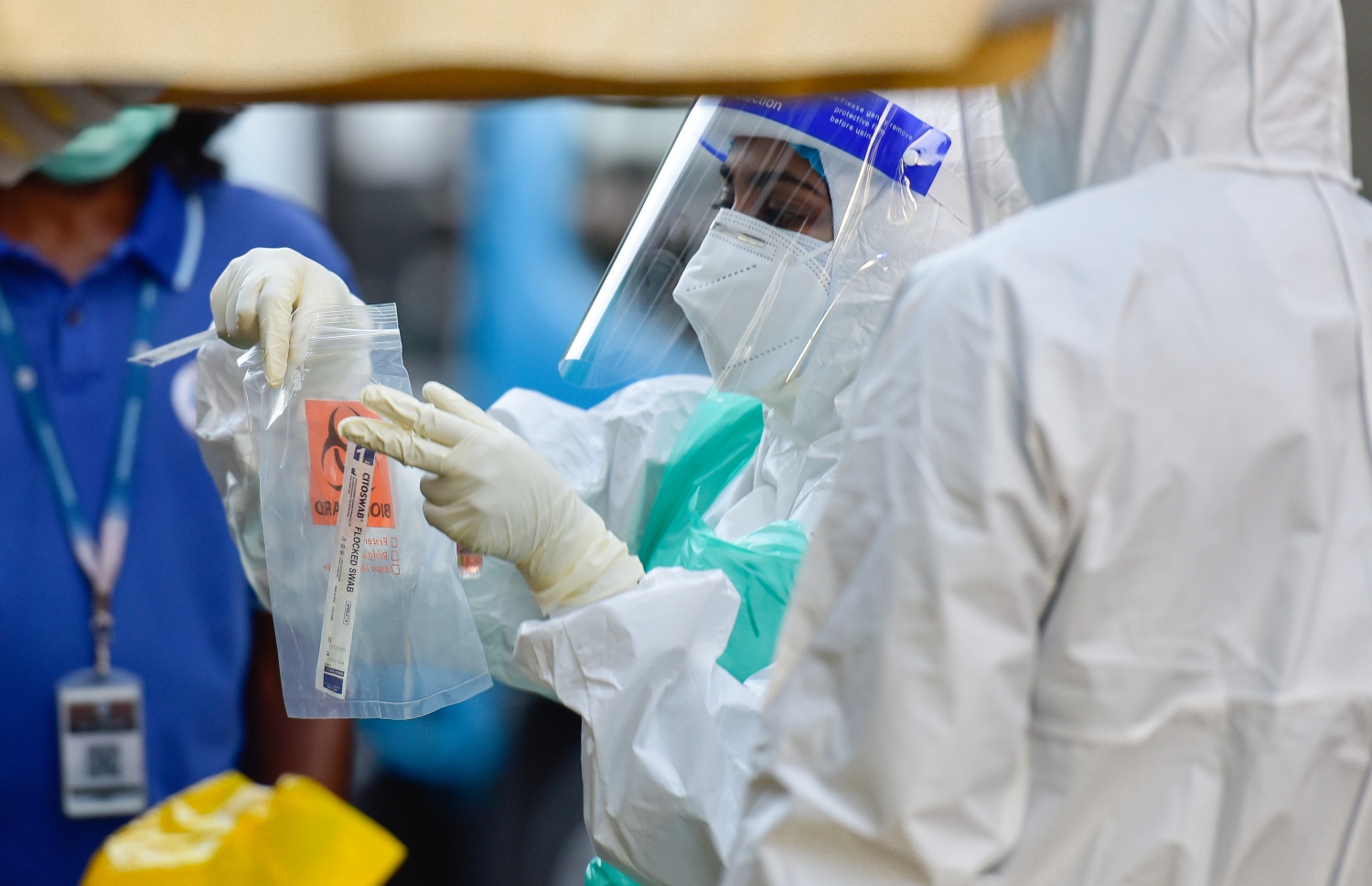 ކޮވިޑް-19 އަށް ޓެސްޓްކުރަން ނެގި ސާމްޕަލެއް އާރްއާރްޓީމްގެ މެމްބަރަކު ބަންދުކުރަނީ. މިއީ އުނދަގޫ މަސައްކަތެއް