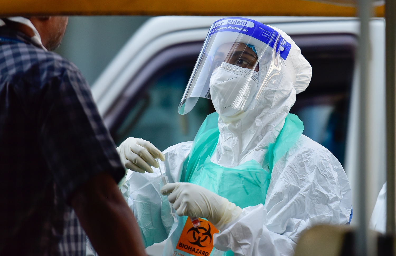 ކޮވިޑް-19 އަށް ޓެސްޓްކުރަން މީހެއްގެ ސާމްޕަލް ނަގަނީ. ޓެސްޓް ކުރާ އުސޫލު މިހާރު ވަނީ ބަދަލުކޮށްފައި.