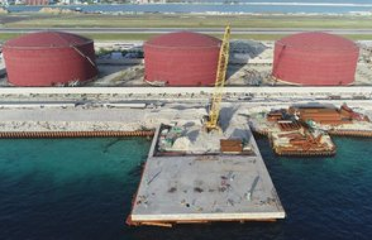 އަލަށް ހަދާ ފިއުލް ފާމްގެ ޓޭންކްތައް-- ފޮޓޯ:އެމްއޭސީއެލް