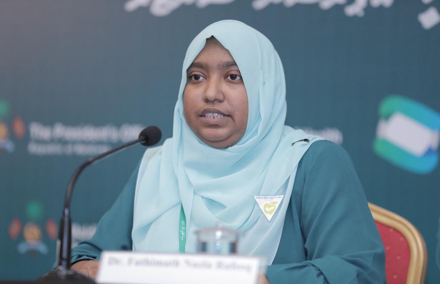 ޑރ. ނަޒްލާ މީޑިއާ ބްރީފިންއެއްގައި ވާހަކަ ދައްކަވަނީ.