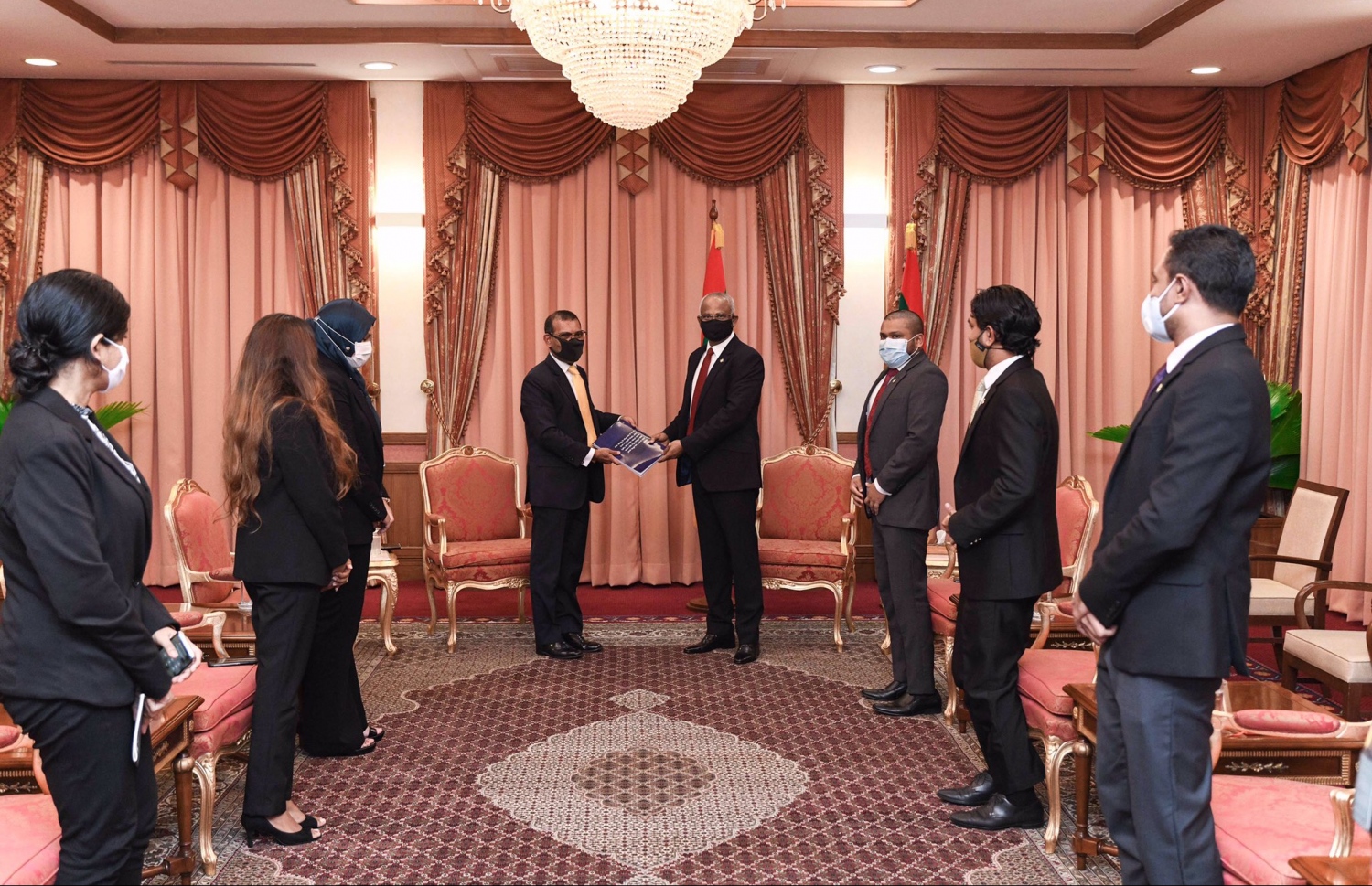 ރިލީފް ޕްރޮގްރާމްތަކާ ބެހޭ ގޮތުން މަޖިލީހުން އެކުލަވައިލި ރިޕޯޓް މަޖިލީހުގެ ރައީސް ނަޝީދު، ރައީސް އިބްރާހީމް މުހައްމަދު ސޯލިހަށް މިއަދު އަރުވަނީ. ފޮޓޯ: މަޖިލީހުގެ އިދާރާ