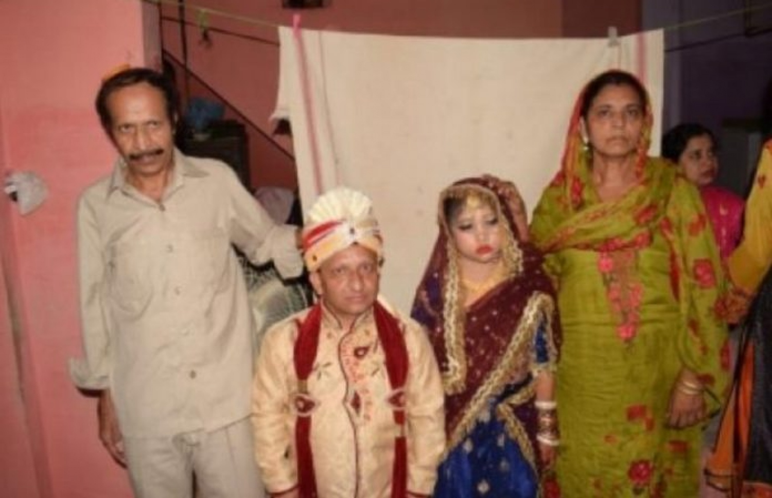 ފީރޯޒާއި ޒައިނަބް އާއިލާގެ މީހުންނާ އެކު.