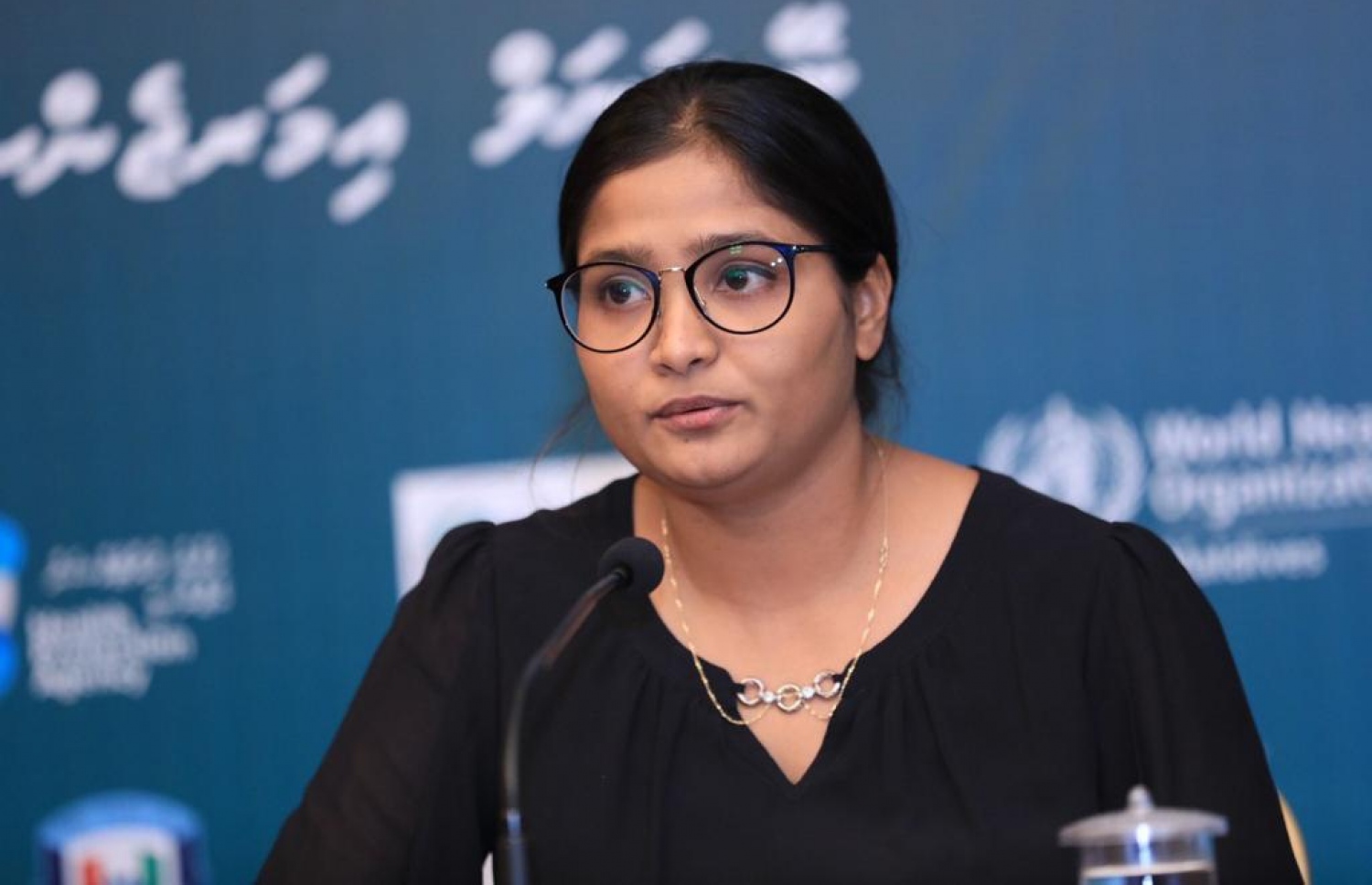 ހެލްތު މިނިސްޓްރީގެ އެސިސްޓެންޓް ޑިރެކްޓަރު އައިމިނަތު ޝައިނާ އަބްދުﷲ މިރޭގެ މީޑިއާ ބްރީފިންގައި ވާހަކަ ދައްކަވަނީ.