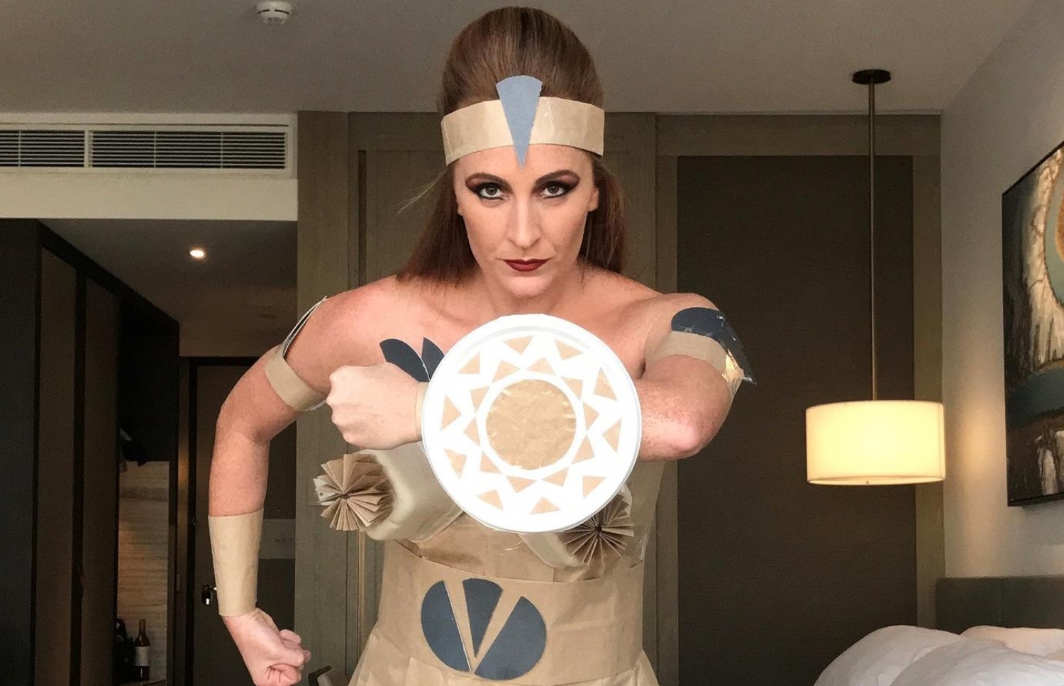 ކަރުދާހުން ތައްޔާރުކުރި ހެދުމެއްގައި.