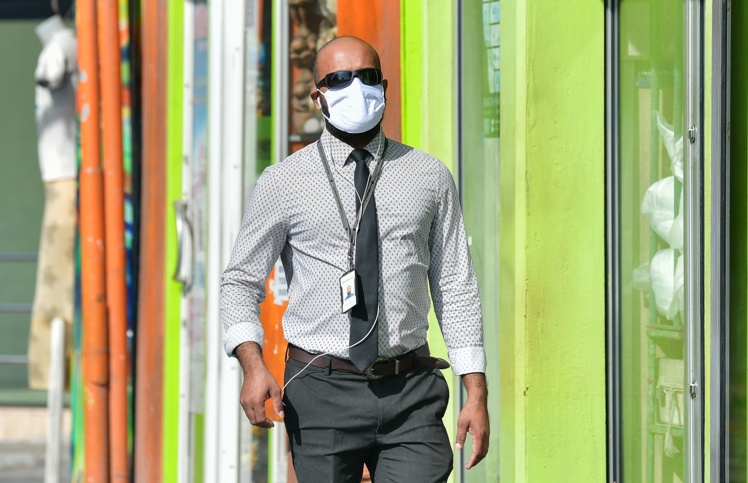 މާލެ: ޖޫން 15، 2020: ދެ މަހުގެ ބަންދަކަށް ފަހު، އޮފީސްތައް ހުޅުވުމާއެކު، މީހަކު މާސްކު އަޅައިގެން ހިނގާފައި ދަނީ.-- ފޮޓޯ: ނިޝާން އަލީ /މިހާރު