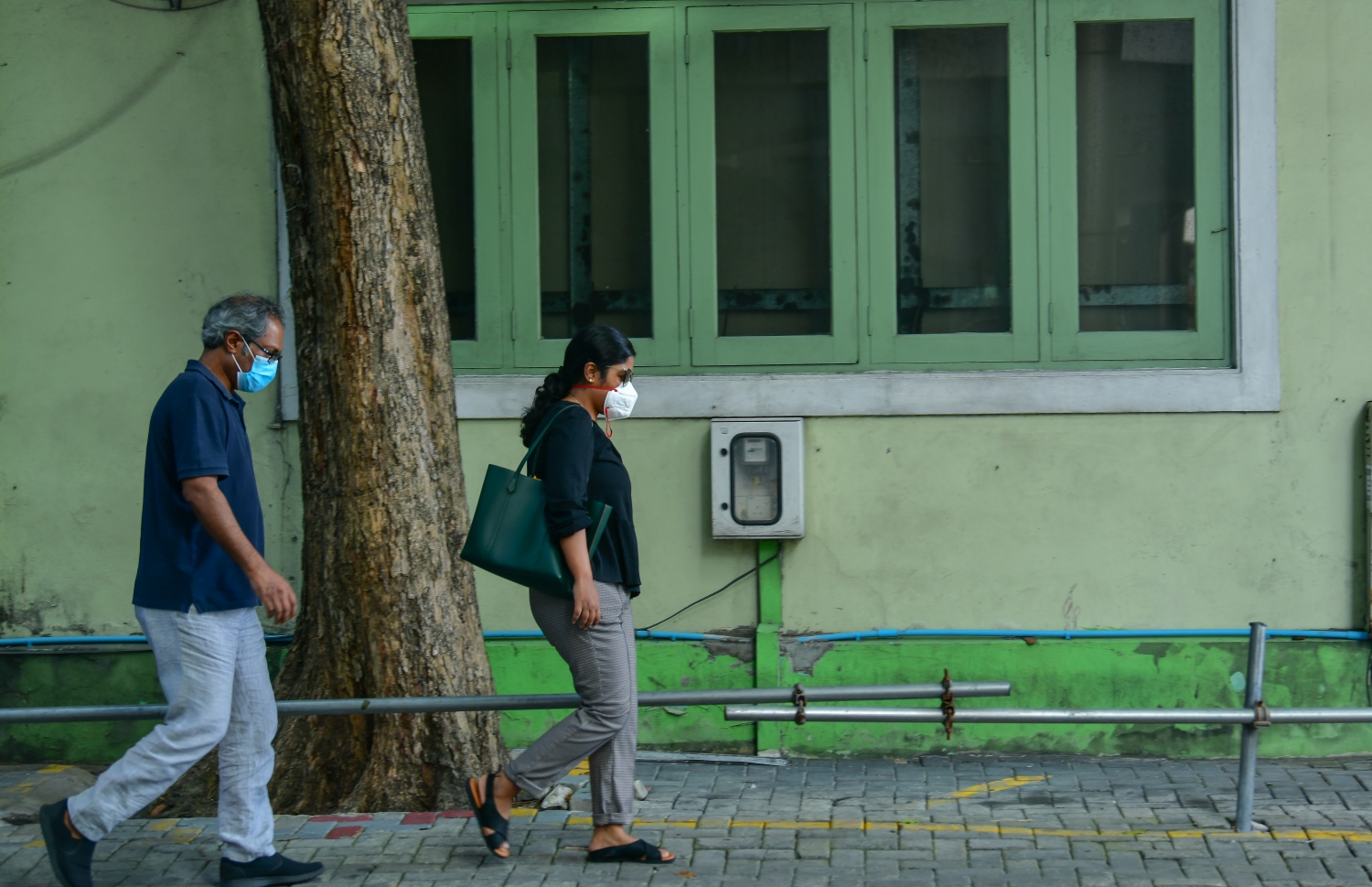 މާލެ: ޖޫން 15، 2020: ދެ މަހުގެ ބަންދަކަށް ފަހު، އޮފީސްތައް ހުޅުވުމާއެކު، ދެމީހަކު މާސްކު އަޅައިގެން ހިނގާފައި ދަނީ.-- ފޮޓޯ: ނިޝާން އަލީ /މިހާރު