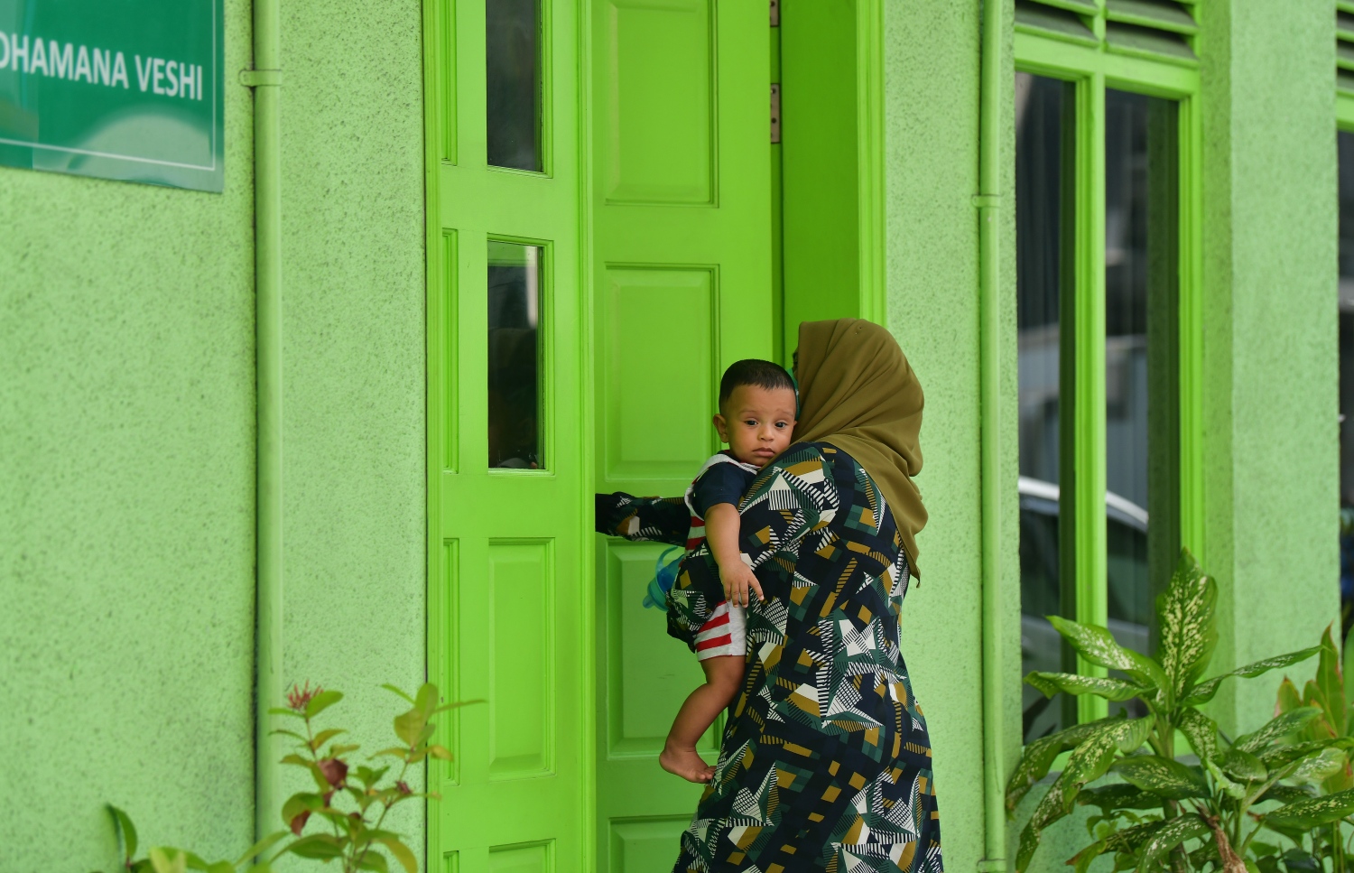 މާލެ: ޖޫން 15، 2020: ދެ މަހުގެ ބަންދަކަށް ފަހު، ކުޑަކުއްޖަކު ގޮވައިގެން މީހަކު ދަމަނަވެއްޓަށް ވަންނަނީ.-- ފޮޓޯ: ނިޝާން އަލީ /މިހާރު
