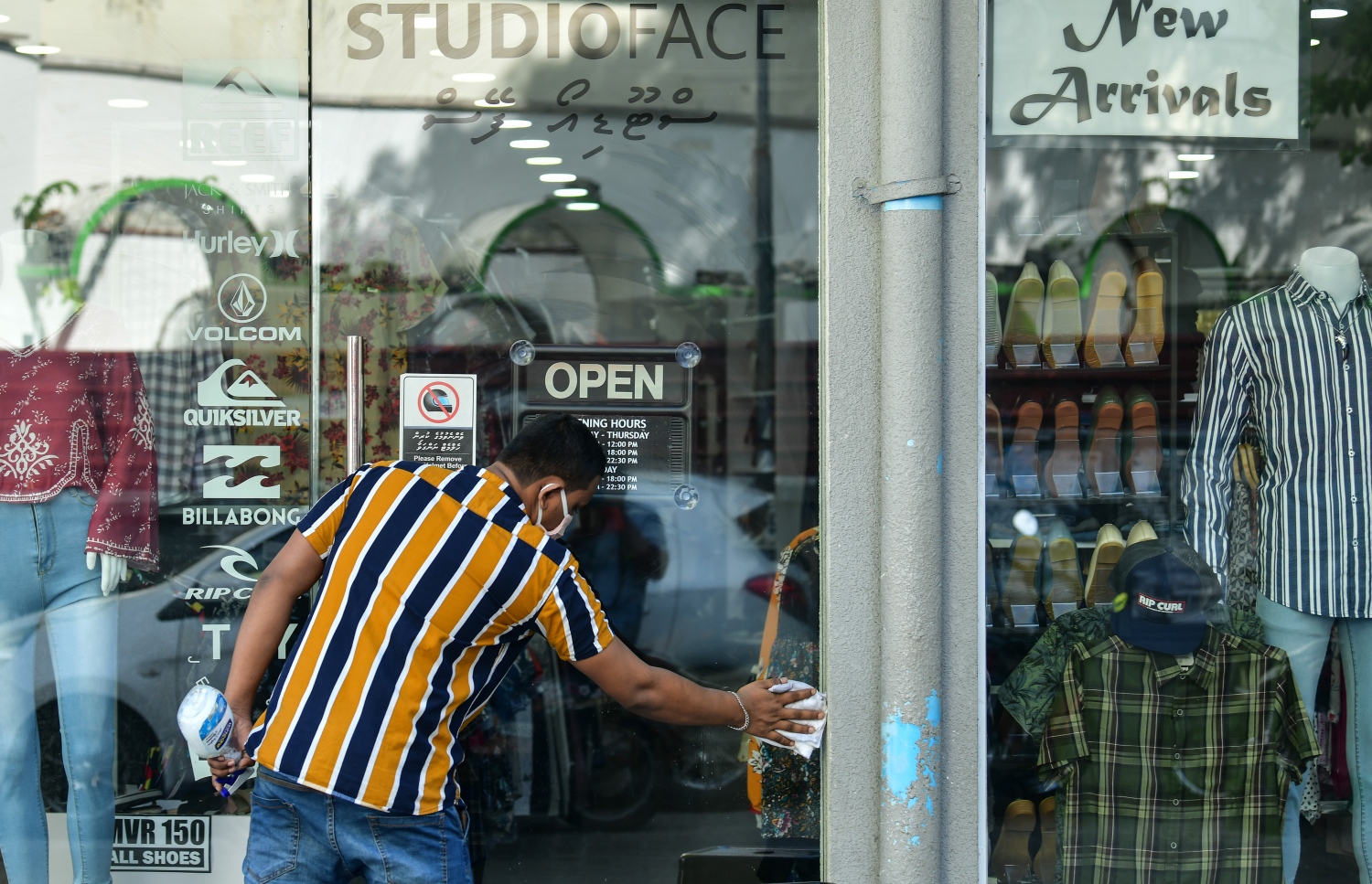 މާލެ: ޖޫން 15، 2020: ދެ މަހުގެ ބަންދަކަށް ފަހު، މަޖީދީމަގުގެ ފިހާރައެއް ހުޅުވަނީ.-- ފޮޓޯ: ނިޝާން އަލީ /މިހާރު