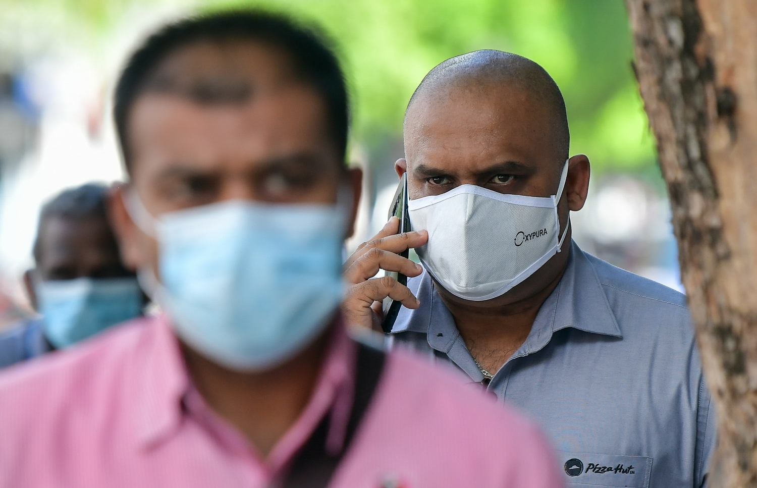 މާލެ: ޖޫން 15، 2020: ދެ މަހުގެ ބަންދަކަށް ފަހު، ބައެއް އޮފީސްތަކާ ފިހާރަތައް ހުޅުވުމާއެކު، މަގުތަކުގައި މީހުން މާސްކު އަޅައިގެން-- ފޮޓޯ: ނިޝާން އަލީ /މިހާރު