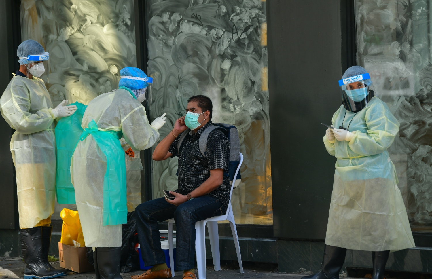 މާލެ: ޖޫން 15، 2020: މާލޭގެ މަގުމަތީގައި ހުރި މީހެއްގެ ރެންޑަމް ސާމްޕަލް ނަގަނީ.-- ފޮޓޯ: ނިޝާން އަލީ /މިހާރު