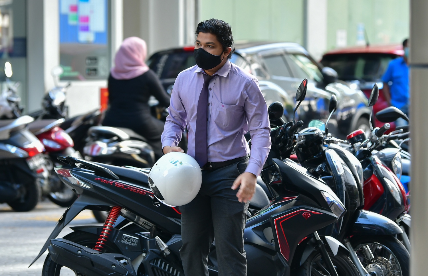 މާލެ: ޖޫން 15، 2020: ދެ މަހުގެ ބަންދަކަށް ފަހު، އޮފީސްތައް ހުޅުވުމާއެކު، މީހަކު މާސްކު އަޅައިގެން ހިނގާފައި ދަނީ.-- ފޮޓޯ: ނިޝާން އަލީ /މިހާރު