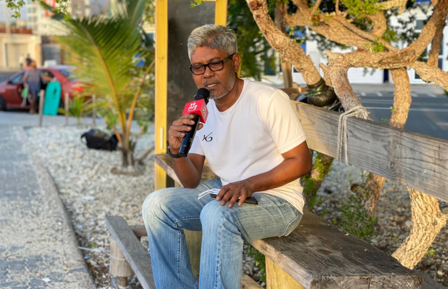 ހީނާ "މިހާރު" އަށް ވާހަކަ ދައްކަވަނީ: ދެ މަސް ދުވަހަށް ފަހު ބޭރުގައި ހިނގާލެވުމަކީ ވަރަށް ބޮޑު ހިތްހަމަޖެހުމެއް ކަމަށް ވިދާޅުވި. --ފޮޓޯ/މިހާރު