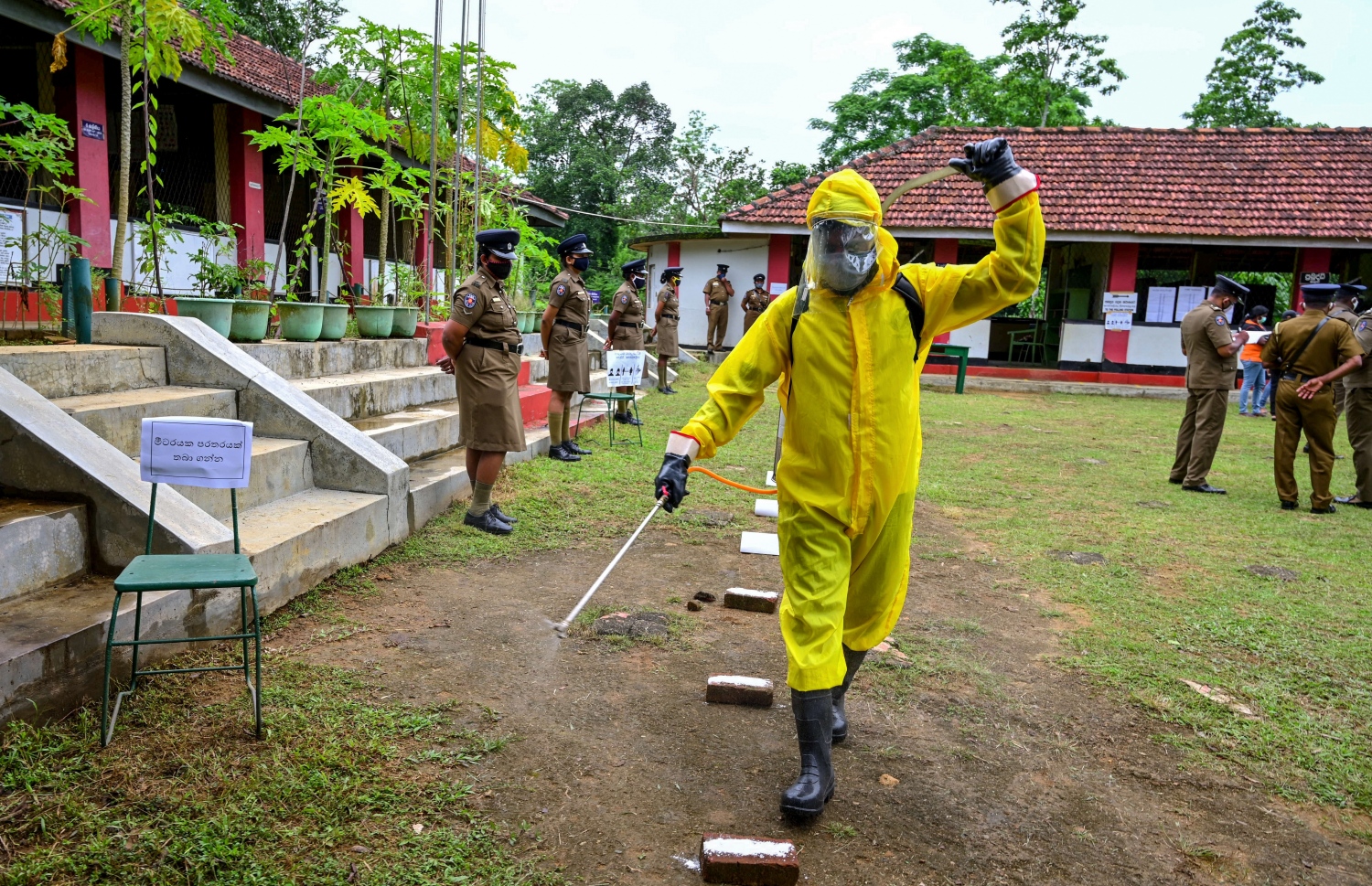ލަންކާގައި އިއްޔެ ބޭއްވި ނަމޫނާ އިންތިޚާބުގައި ވޯޓުލާ ސްޓޭޝަނެއް ޑިސްއިންފެކްޓް ކުރަނީ. --ފޮޓޯ:އޭއެފްޕީ