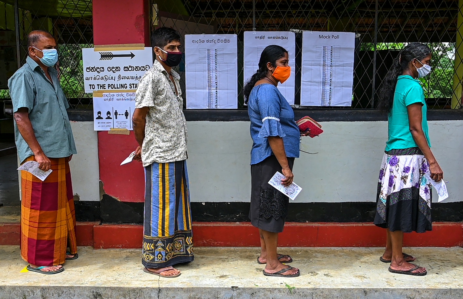 ލަންކާގައި އިއްޔެ ބޭއްވި ނަމޫނާ އިންތިޚާބުގައި ވޯޓުލާން ދިޔަ މީހުން ވޯޓު ކިޔޫގައި ސޯޝަލް ޑިސްޓެންސިންގައި. --ފޮޓޯ:އޭއެފްޕީ