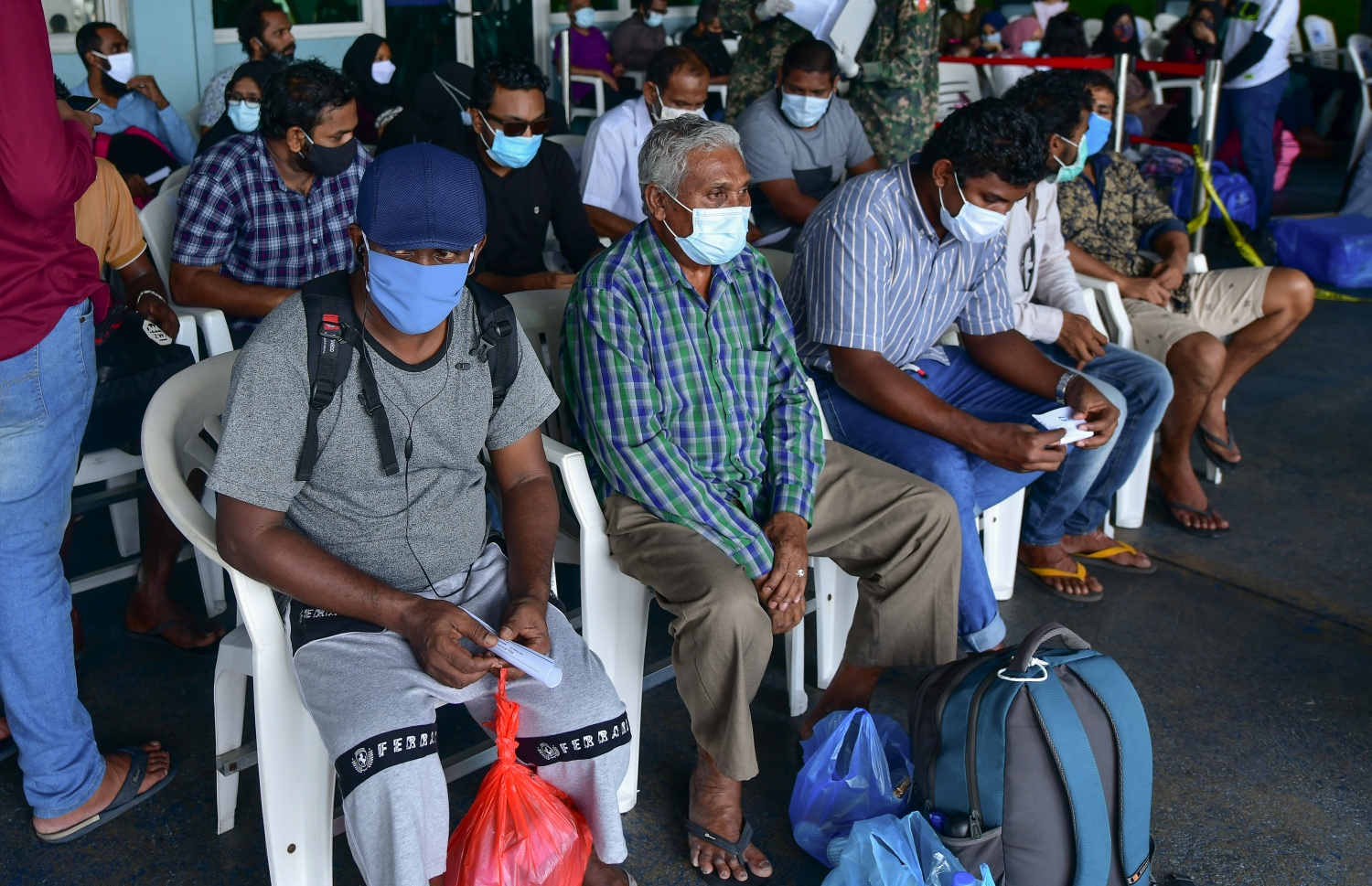 މާލެ: ޖޫން 15، 2020: ދެ މަހުގެ ބަންދަކަށް ފަހު، މާލެއިން ރަށް ރަށަށް ދިއުމަށް ބަޔަކު ހުޅުމާލެ ޓާމިނަލުގައި-- ފޮޓޯ: ނިޝާން އަލީ /މިހާރު