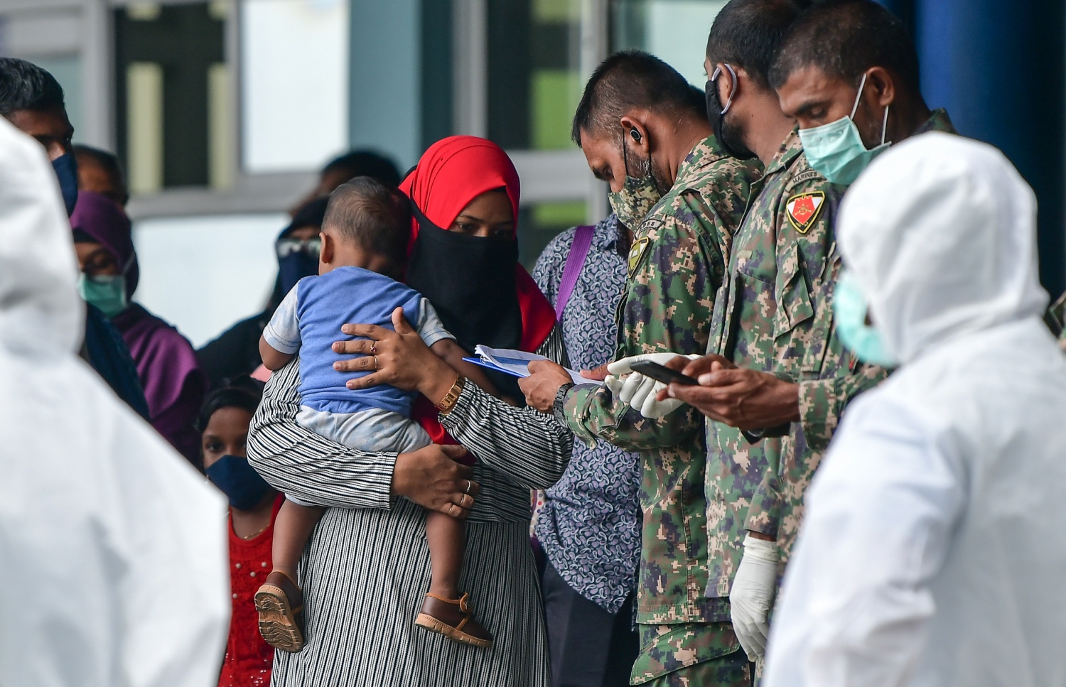 މާލެ: ޖޫން 15، 2020: ދެ މަހުގެ ބަންދަކަށް ފަހު، މާލެއިން ރަށް ރަށަށް ދިއުމަށް ހުޅުމާލެ ޓާމިނަލުގައި ތިބި ބަޔަކު އިގުރާރު ކިޔަނީ.-- ފޮޓޯ: ނިޝާން އަލީ /މިހާރު