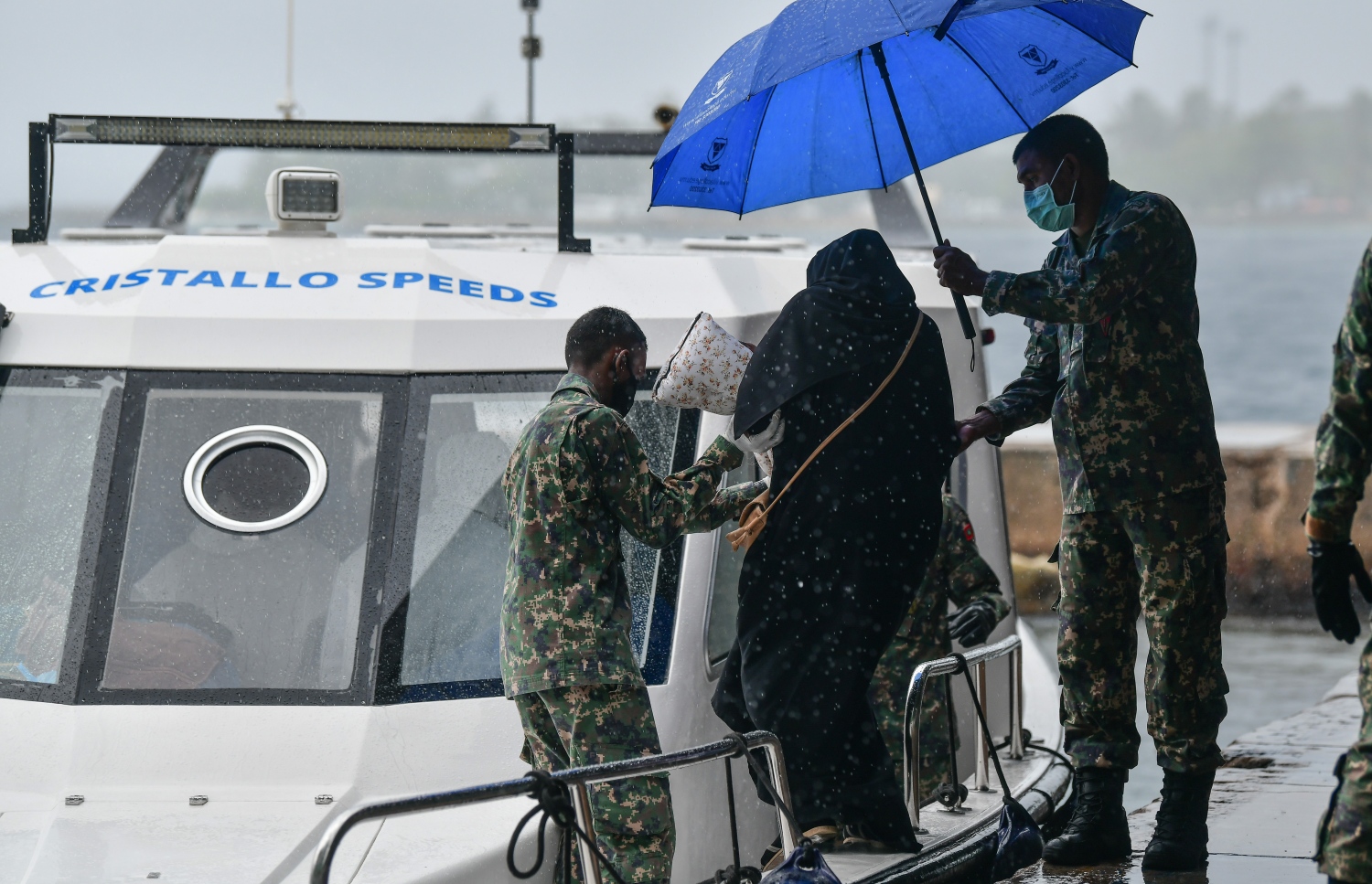 މާލެ: ޖޫން 15، 2020: ދެ މަހުގެ ބަންދަކަށް ފަހު، މާލެއިން ރަށް ރަށަށް ދިއުމަށް ހުޅުމާލެ ޓާމިނަލުގައި ތިބި ބަޔަކު އެމްއެންޑީއެފްގެ އެހީތެރިކަމާއެކު ލޯންޗަށް އަރަނީ-- ފޮޓޯ: ނިޝާން އަލީ /މިހާރު