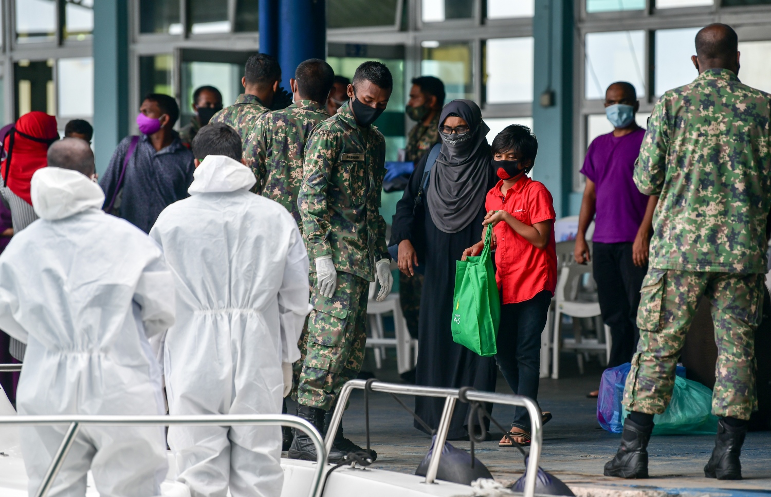 މާލެ: ޖޫން 15، 2020: ދެ މަހުގެ ބަންދަކަށް ފަހު، މާލެއިން ރަށް ރަށަށް ދިއުމަށް ހުޅުމާލެ ޓާމިނަލުގައި ތިބި ބަޔަކު އެމްއެންޑީއެފްގެ އެހީތެރިކަމާއެކު ލޯންޗަށް އަރަނީ-- ފޮޓޯ: ނިޝާން އަލީ /މިހާރު