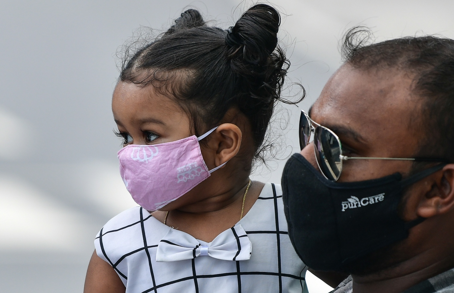 މާލެ: ޖޫން 15، 2020: ދެ މަހުގެ ބަންދަކަށް ފަހު، މާލެއިން ރަށް ރަށަށް ދިއުމަށް މީހަކު ކުޑަކުއްޖަކު ގޮވައިގެން ހުޅުމާލެ ޓާމިނަލުގައި-- ފޮޓޯ: ނިޝާން އަލީ /މިހާރު