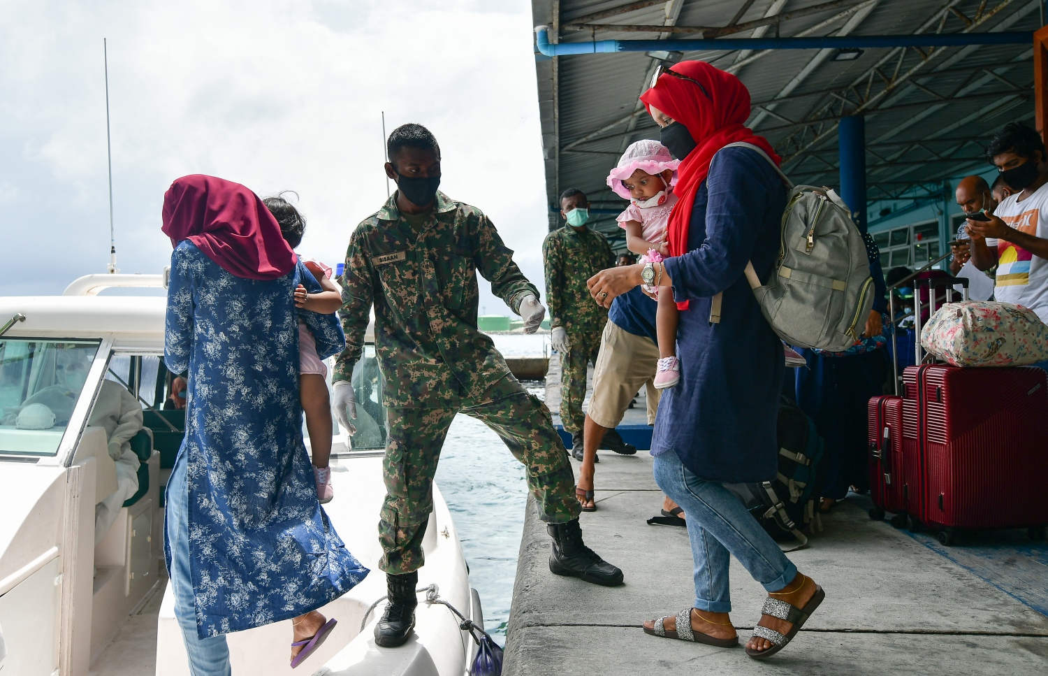 މާލެ: ޖޫން 15، 2020: ދެ މަހުގެ ބަންދަކަށް ފަހު، މާލެއިން ރަށް ރަށަށް ދިއުމަށް ހުޅުމާލެ ޓާމިނަލުގައި ތިބި ބަޔަކު އެމްއެންޑީއެފްގެ އެހީތެރިކަމާއެކު ލޯންޗަށް އަރަނީ-- ފޮޓޯ: ނިޝާން އަލީ /މިހާރު