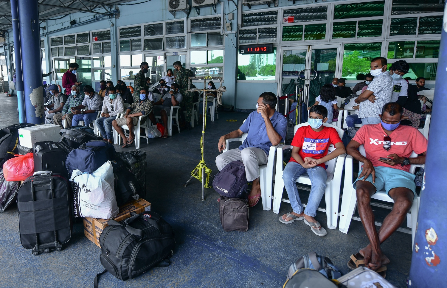 މާލެ: ޖޫން 15، 2020: ދެ މަހުގެ ބަންދަކަށް ފަހު، މާލެއިން ރަށް ރަށަށް ދިއުމަށް ބަޔަކު ހުޅުމާލެ ޓާމިނަލުގައި މަޑުކޮށްލައިގެން.-- ފޮޓޯ: ނިޝާން އަލީ /މިހާރު