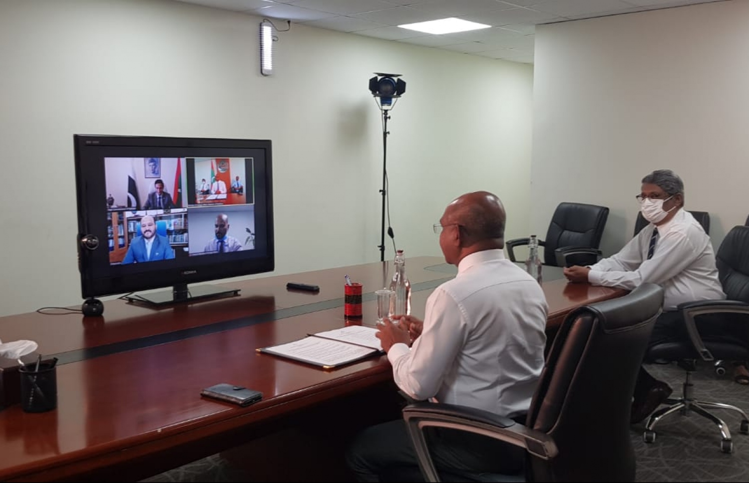 ޕާކިސްތާނަށް އެމްބަސީ އެޅުމަށް ބިން ދިނުމަށް މިއަދު އޮންލައިންކޮށް ބޭއްވި ބައްދަލުވުމުގެ ތެރެއިން: އެ ގައުމަށް ވަނީ ހުޅުމާލެއިން 12000 އަކަފޫޓުގެ ބިމެއް ދީފައި-- ފޮޓޯ: ފޮރިން މިނިސްޓްރީ