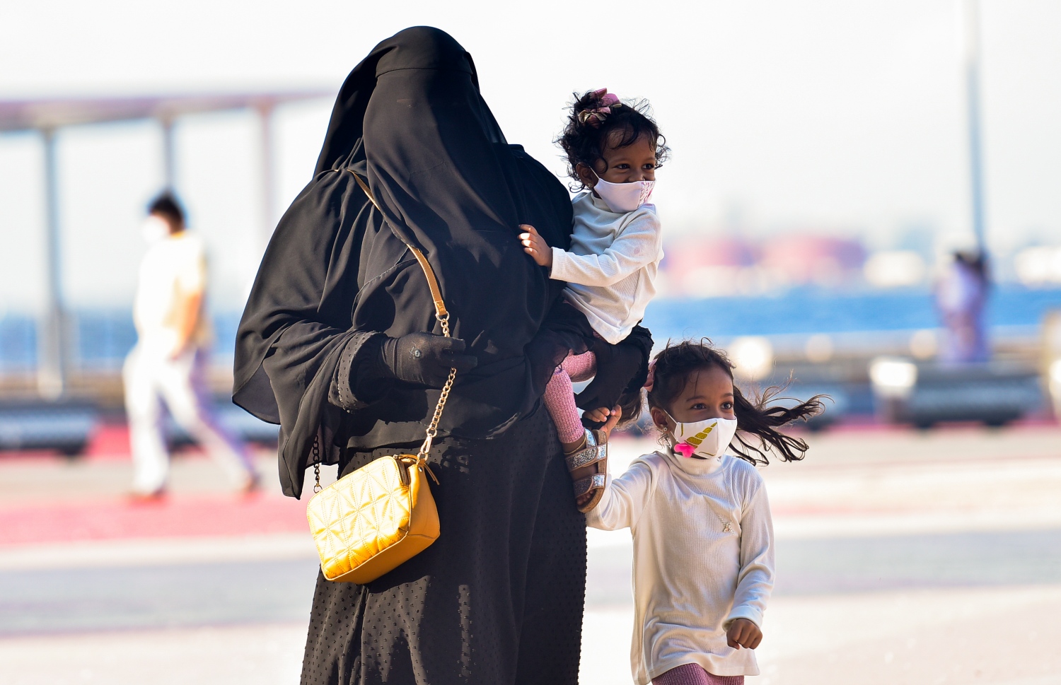 މާލެ: ޖޫން 15، 2020- ކޮވިޑް-19 އިން ރައްކާތެރިވުމަށް މާލެ ސަރަހައްދުގައި އިއުލާން ކޮށްފައިވާ ލޮކްޑައުން އަށް ދިން ލުޔާ އެކު، ޖުމްހޫރީ މައިދާން ސަރަަހައްދުގައި ކުޑަ ދެ ކުއްޖަކު ގޮވައިގެން މީހަކު ހިނގާފައި ދަނީ.---ފޮޓޯ: އަހުމަދު އަވްޝަން/މިހާރު