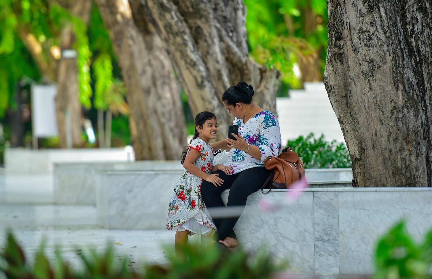 މާލެ: ޖޫން 15، 2020- އިސްލާމީ މަރުކަޒުގެ ގޯތިތެރޭގައި ކުޑަކުއްޖަކާއި އެ ކުއްޖާގެ ބެލެނިވެރިޔާ ކުޅެނީ.---ފޮޓޯ: އަހުމަދު އަވްޝަން/މިހާރު