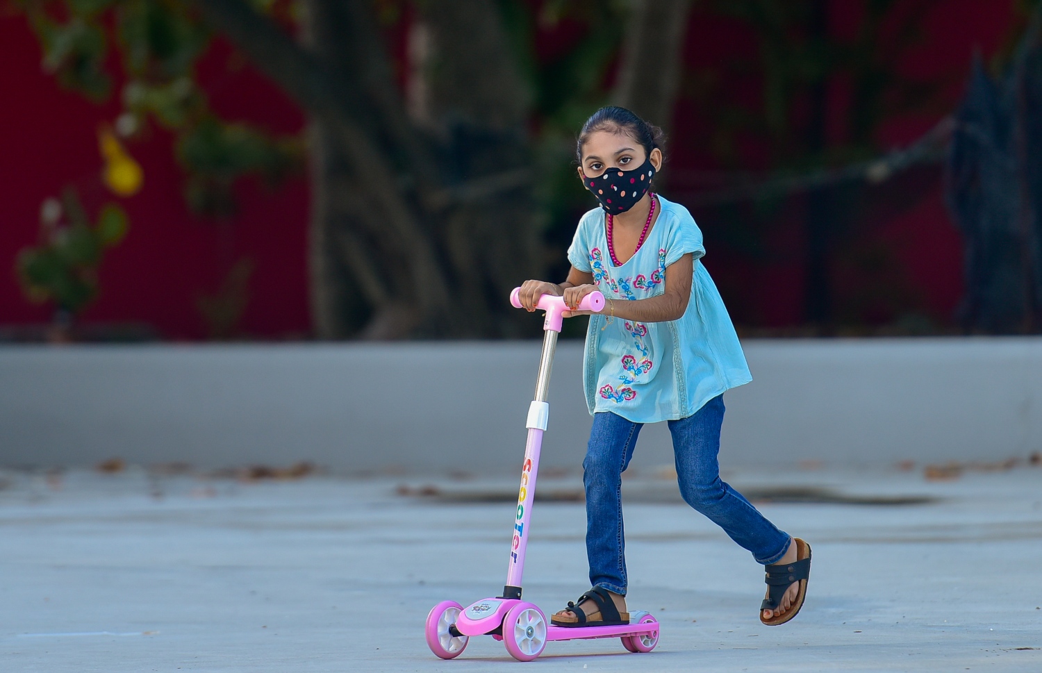 މާލެ: ޖޫން 15، 2020- ހެންވޭރު އާޓިފިޝަލް ބީޗް ސަރަހައްދުގައި ކުޑަކުއްޖަކު ކުޅެނީ: ލޮކްޑައުން އަށް ދިން ލުއިތަކާ އެކު، ކުޑަކުދިންނަށް ބޭރުތެރޭގައި އުޅެވޭނީ ކޮންމެ ދުވަހެއްގެ ހަވީރު 4 ން 6 އަށް.---ފޮޓޯ: އަހުމަދު އަވްޝަން/މިހާރު