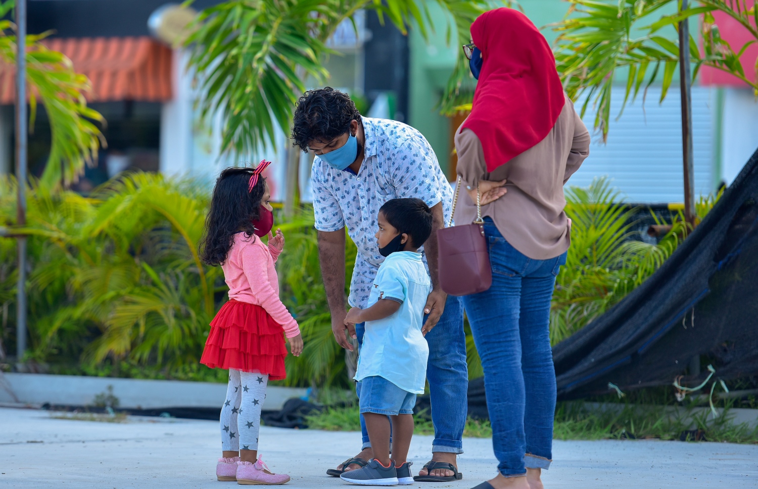 މާލެ: ޖޫން 15، 2020- ކޮވިޑް-19 އިން ރައްކާތެރިވުމަށް މާލެ ސަރަހައްދުގައި އިއުލާން ކޮށްފައިވާ ލޮކްޑައުން އަށް ދިން ލުޔާ އެކު، އާޓިފިޝަލް ބީޗް ސަރަހައްދަށް ދިޔަ އާއިލާއެއް.---ފޮޓޯ: އަހުމަދު އަވްޝަން/މިހާރު