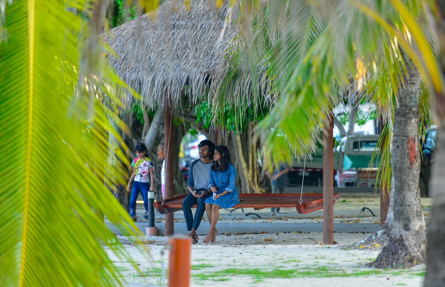 މާލެ: ޖޫން 15، 2020- ހެންވޭރު އާޓިިފިޝަލް ބީޗުގެ އުނދޯއްޔެއްގައި ދެ ޒުވާނަކު މިއަދު އިށީނދެލައިގެން: ދެ މަސް ދުވަހުގެ ބަންދަކަށް ފަހު، ލިބުނު ބޮޑު ލުޔާއެކު، ލޯބިވެރިންނާއި އާއިލާތަކާއި ކުޑަކުދިން މާލޭގެ އެކި މައިޒާންތަަކަށް ގޮސް އުފާވެރި ވަގުތަކެއް ހޭދަކުރި.---ފޮޓޯ: އަހުމަދު އަވްޝަން/މިހާރު